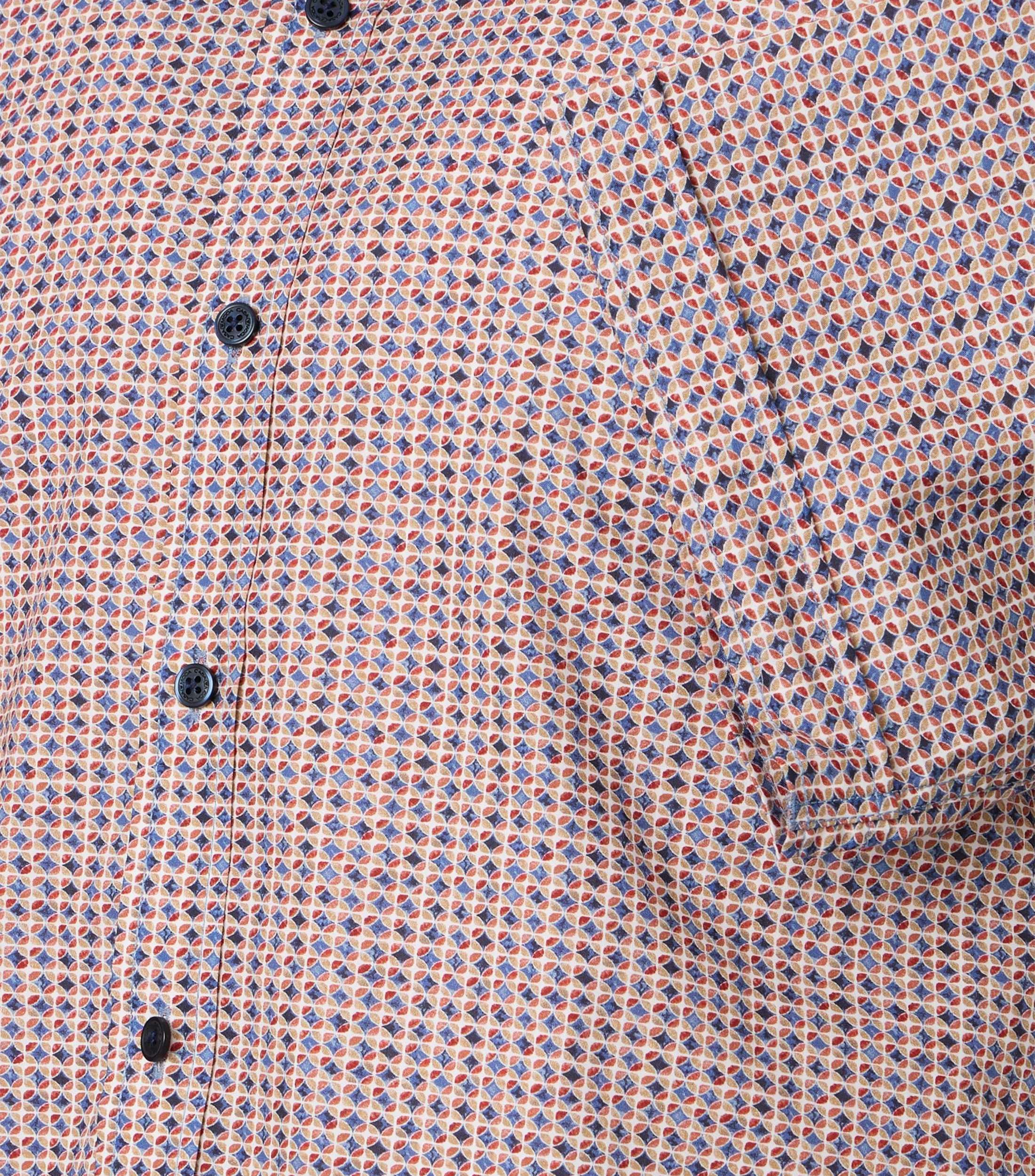 Ein Freizeithemd im Print Muster in der Farbe Rot