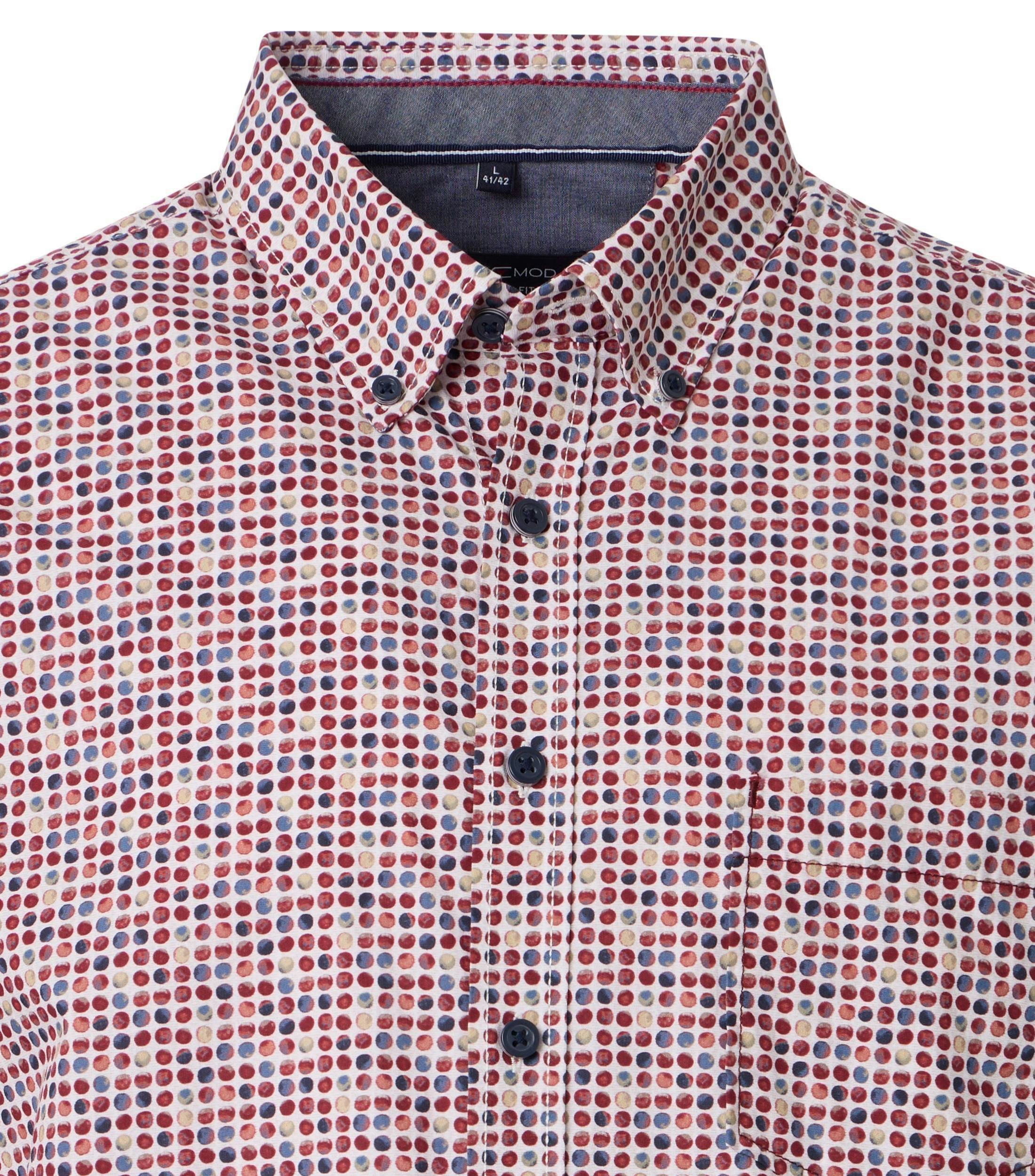Ein Freizeithemd im Print Muster in der Farbe Rot
