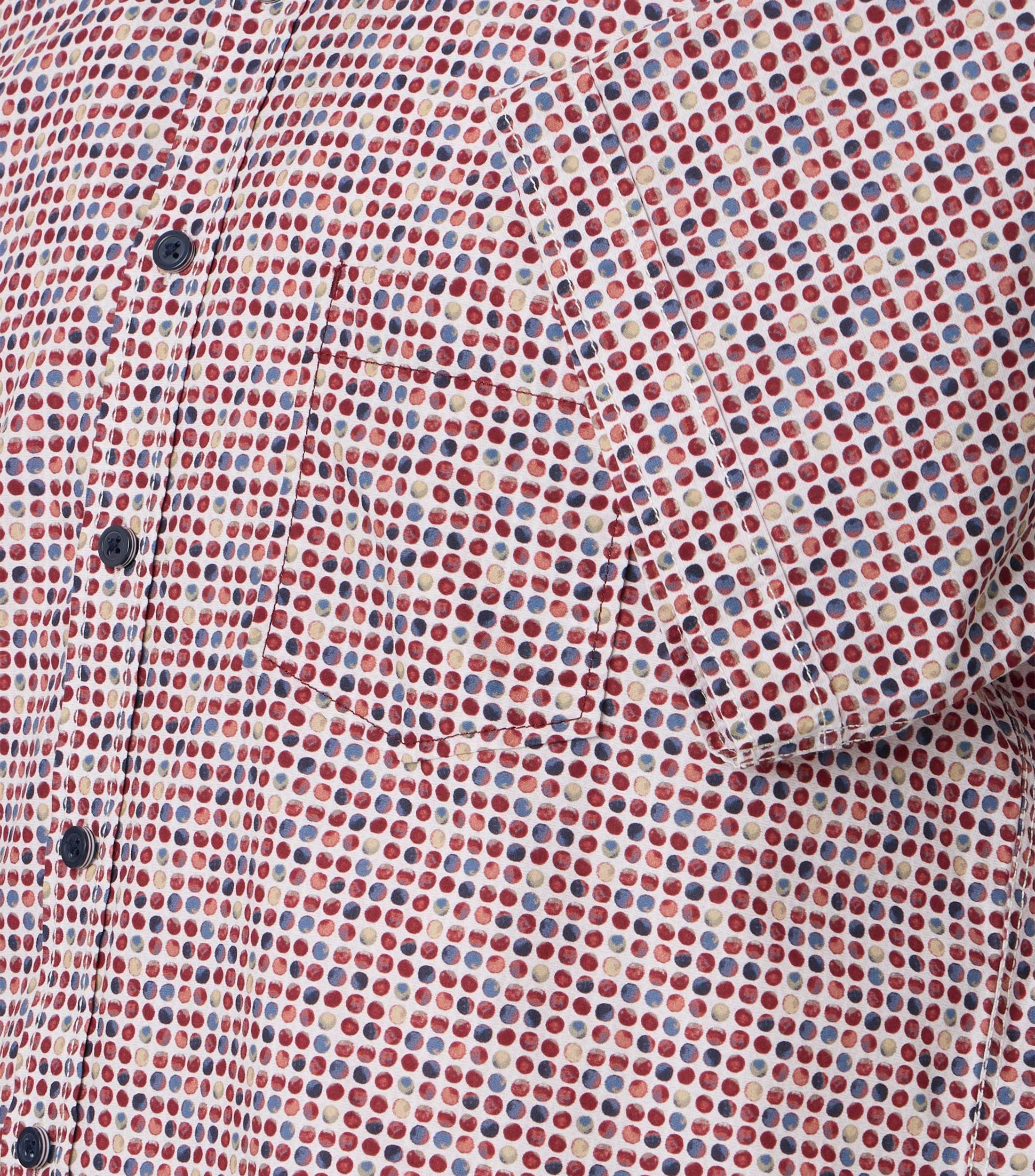 Ein Freizeithemd im Print Muster in der Farbe Rot
