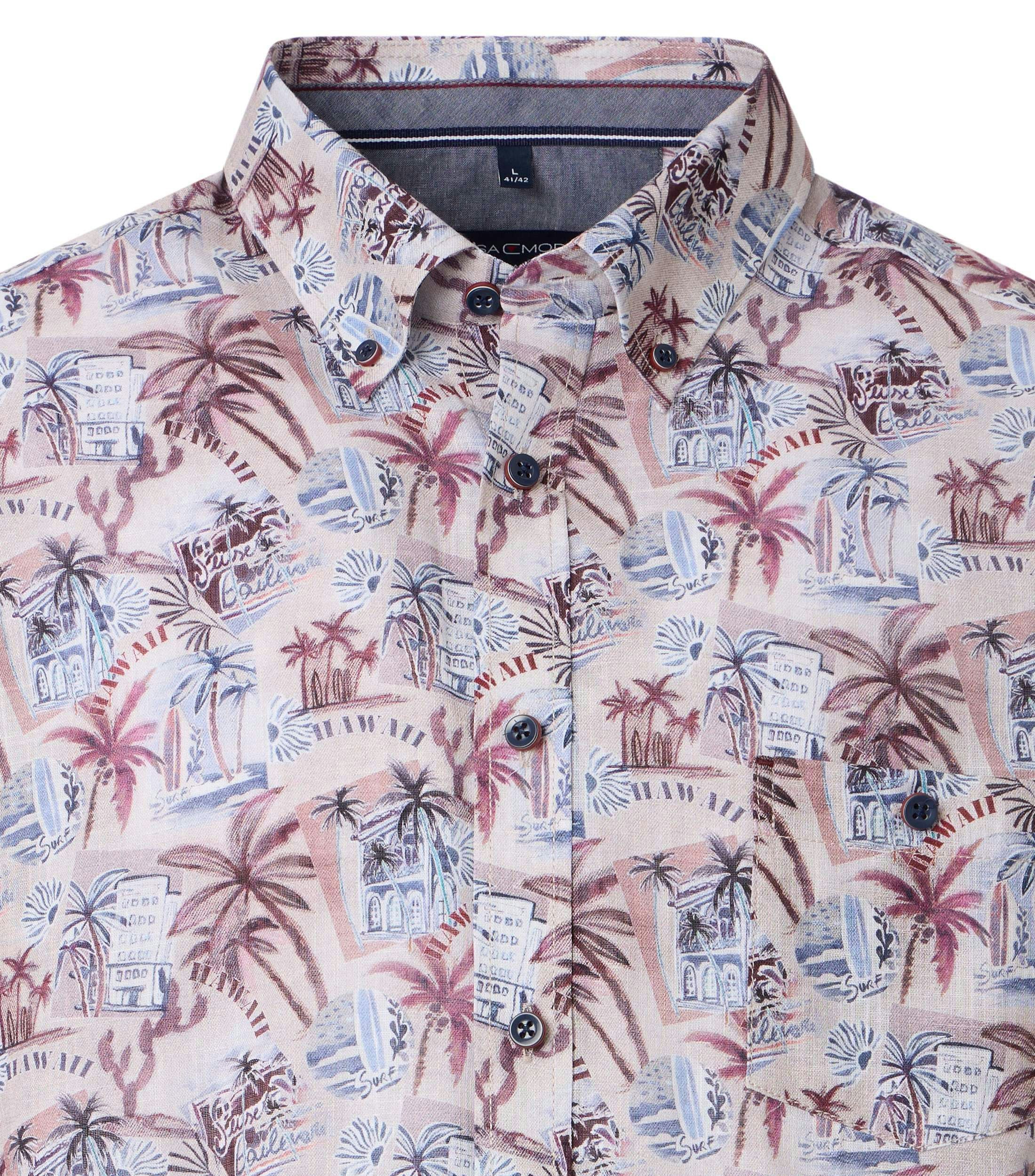 Ein Freizeithemd im Print Muster in der Farbe Rot