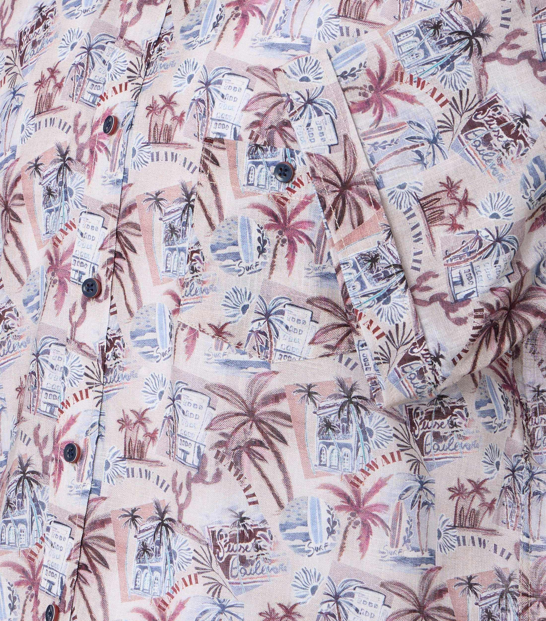 Ein Freizeithemd im Print Muster in der Farbe Rot