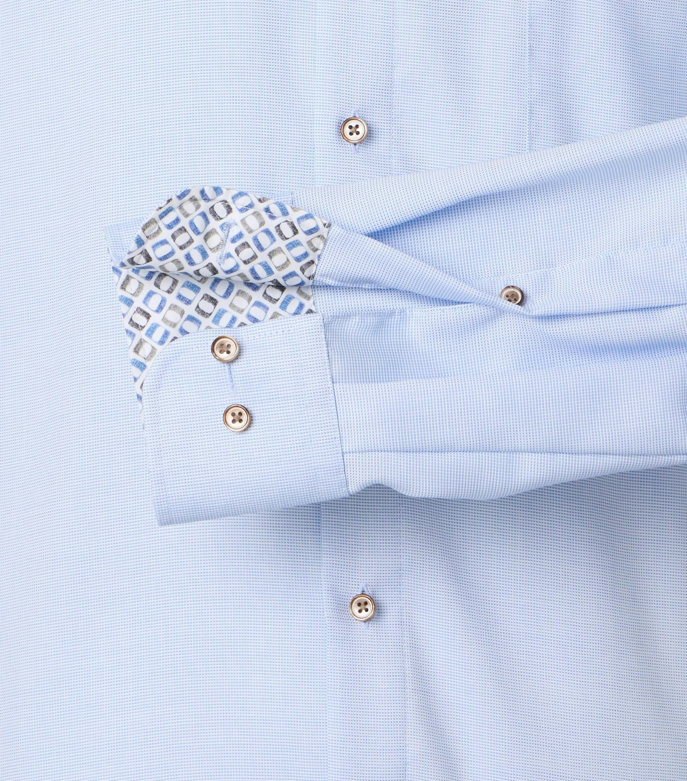 Ein Businesshemd im uni Muster in der Farbe Blau
