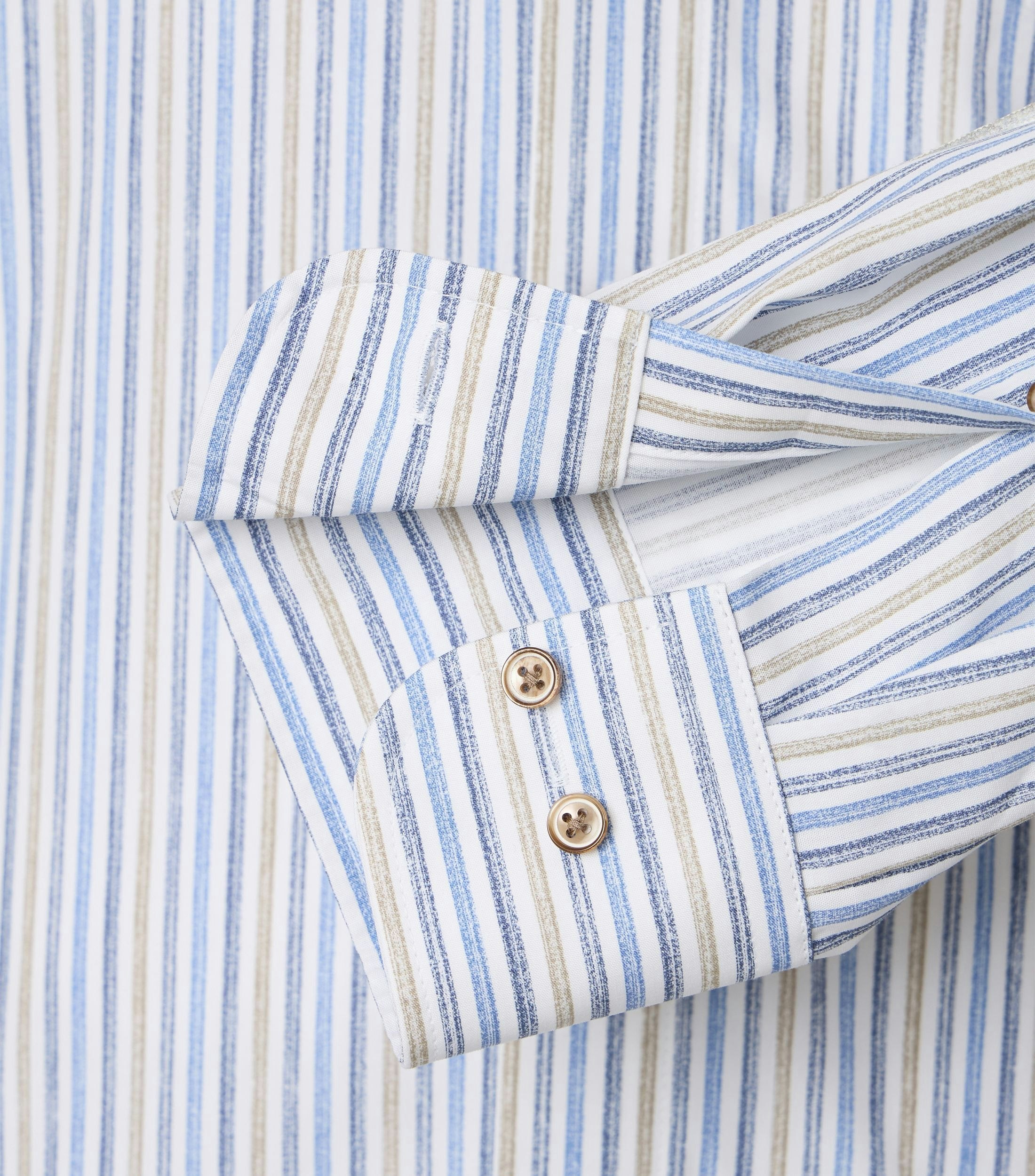 Ein Businesshemd im gestreift Muster in der Farbe Beige