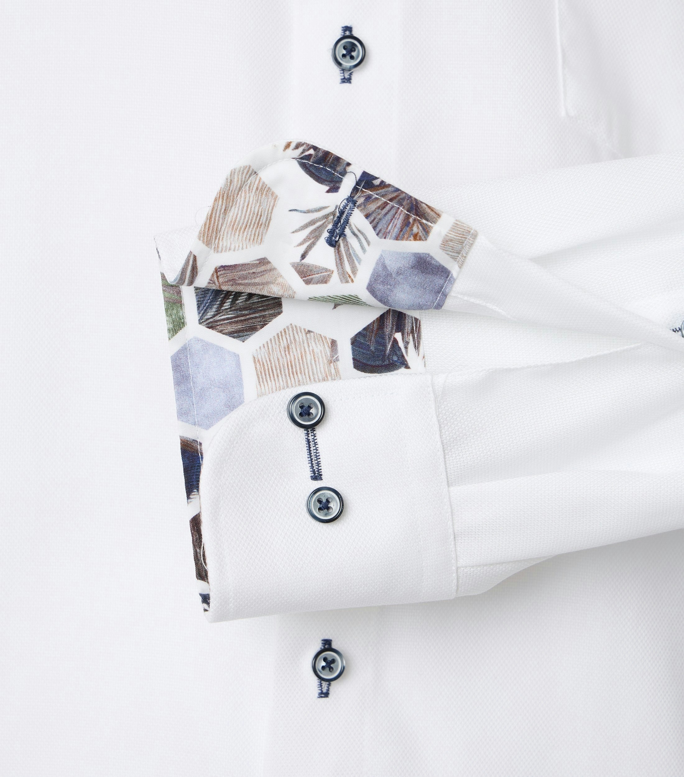 Ein Businesshemd im uni Muster in der Farbe Weiß