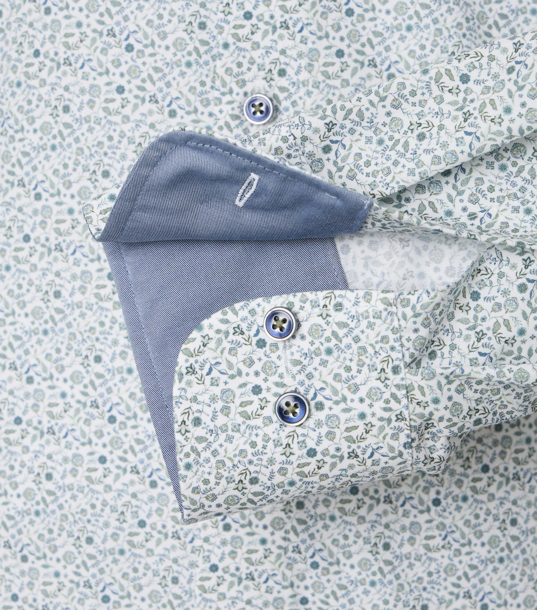 Ein Businesshemd im Print Muster in der Farbe Grün