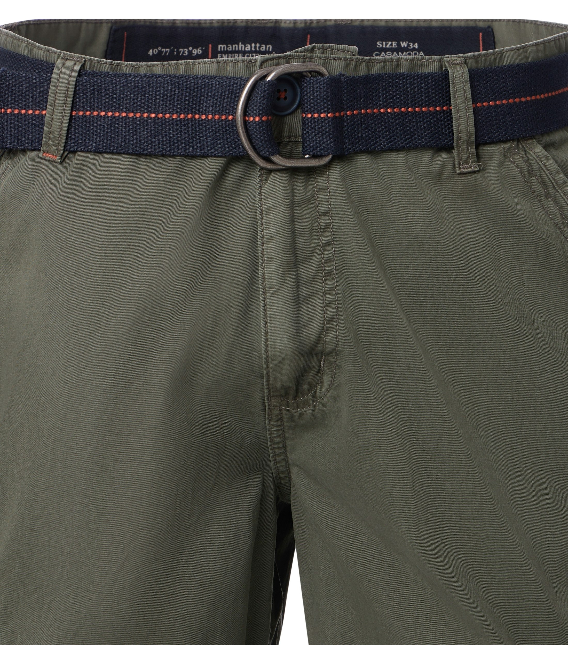 Eine Shorts im uni Muster in der Farbe Olive