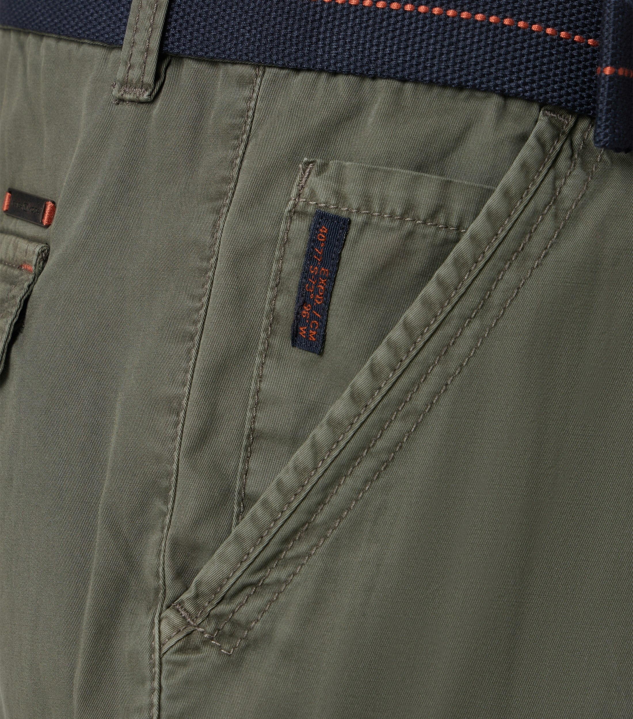 Eine Shorts im uni Muster in der Farbe Olive