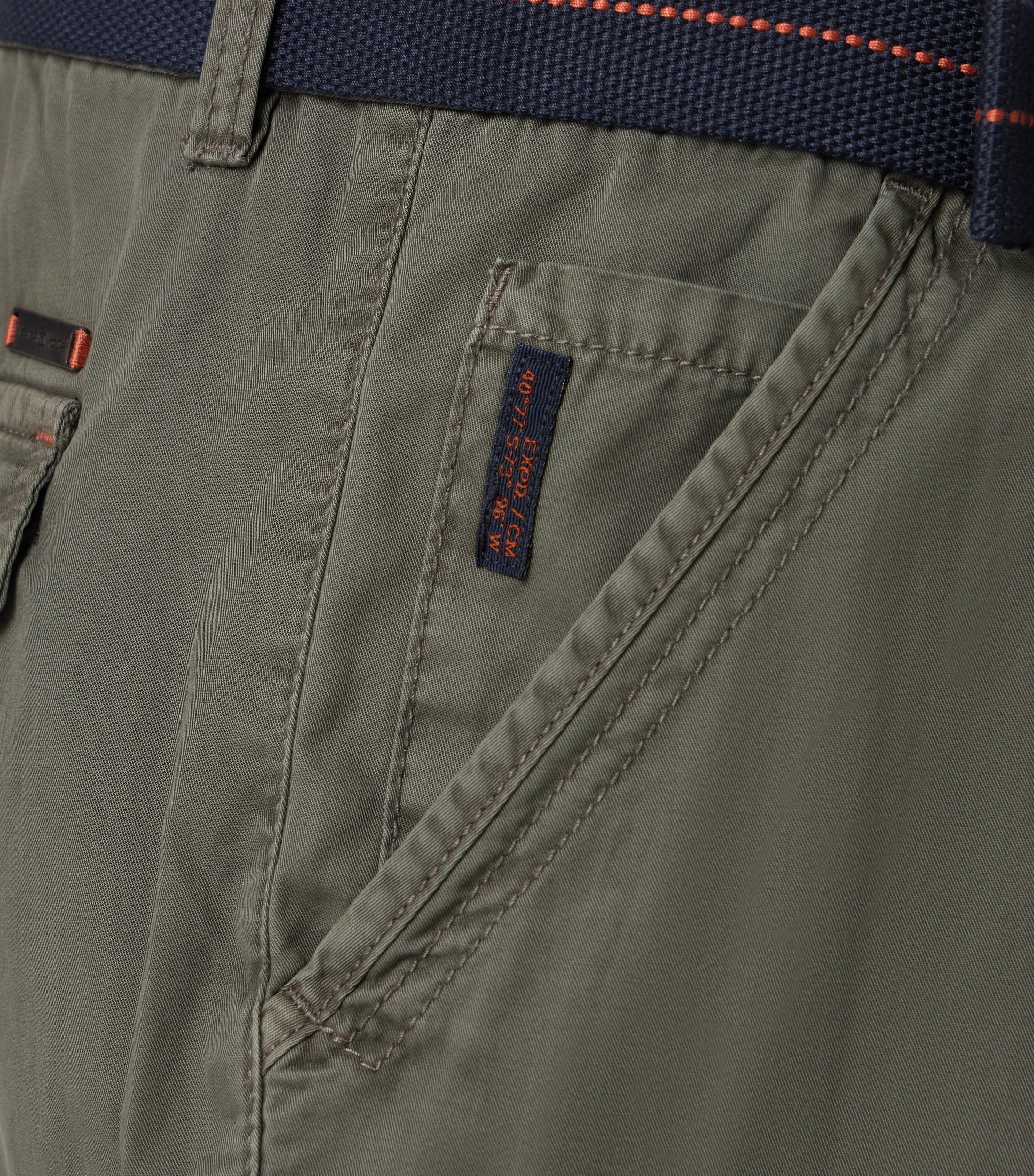 Shorts im unifarbenen Design in der Farbe Olive