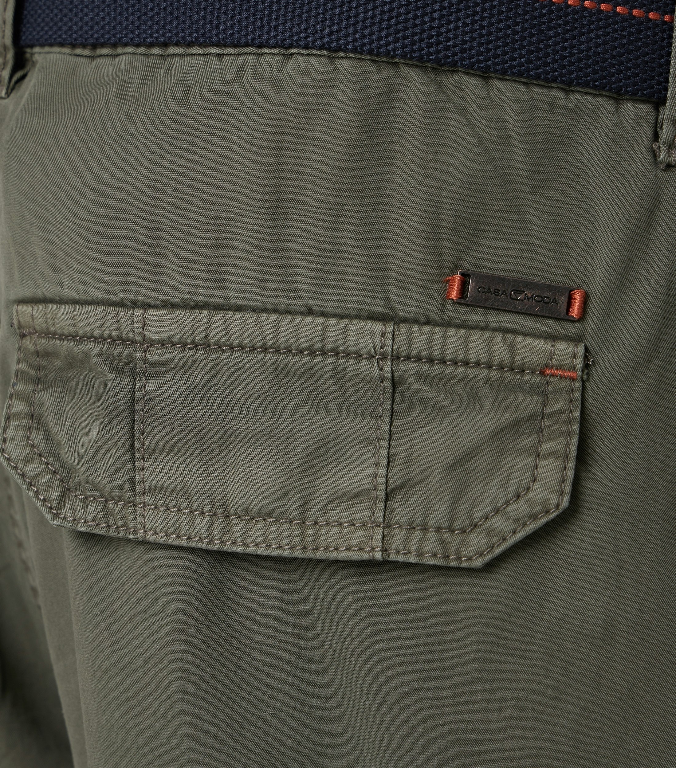 Eine Shorts im uni Muster in der Farbe Olive