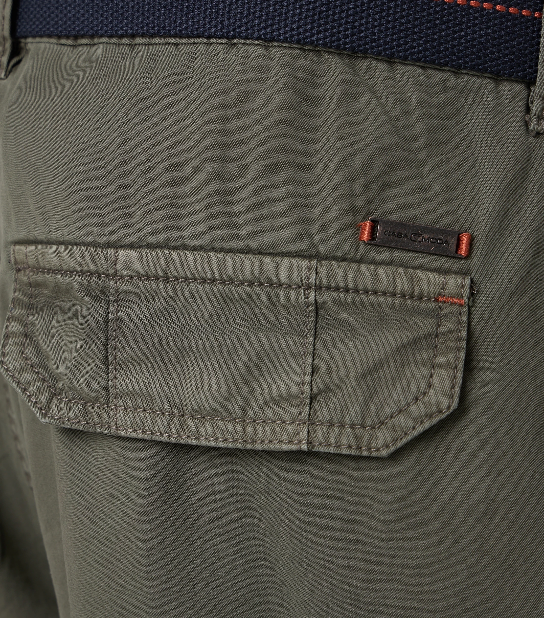 Shorts im unifarbenen Design in der Farbe Olive