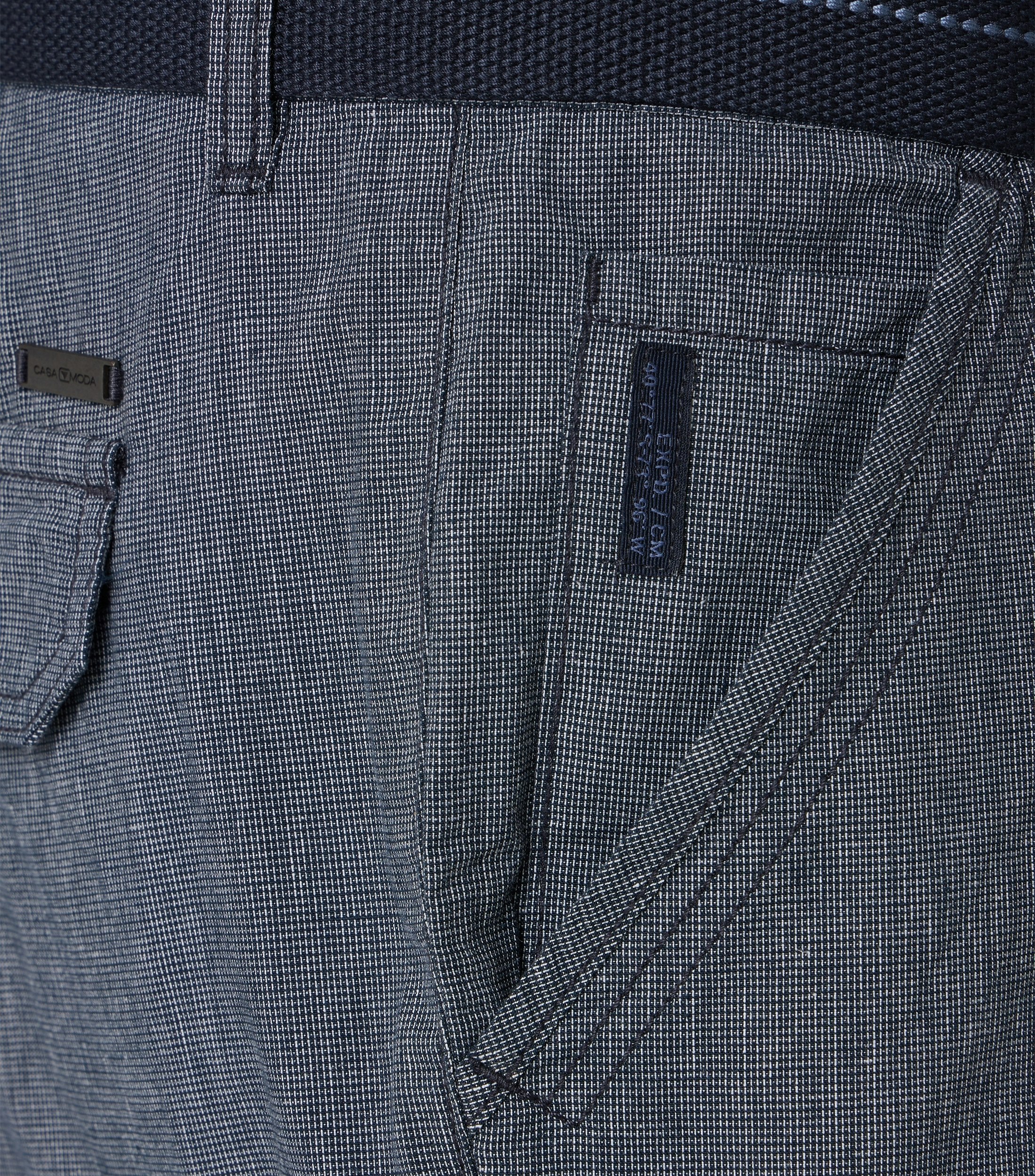 Ein Shorts im uni Muster in der Farbe graues Mittelblau