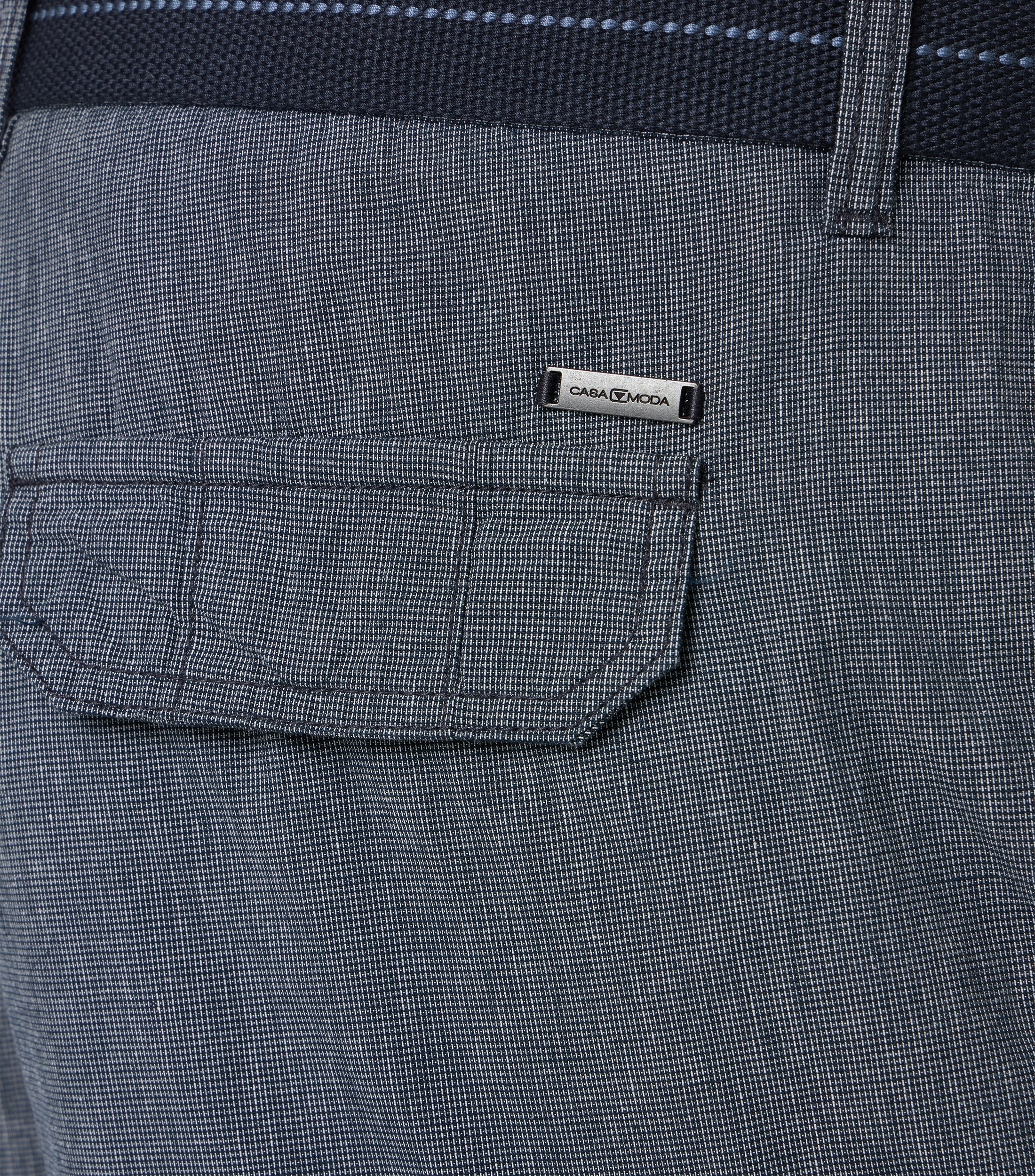 Ein Shorts im uni Muster in der Farbe graues Mittelblau