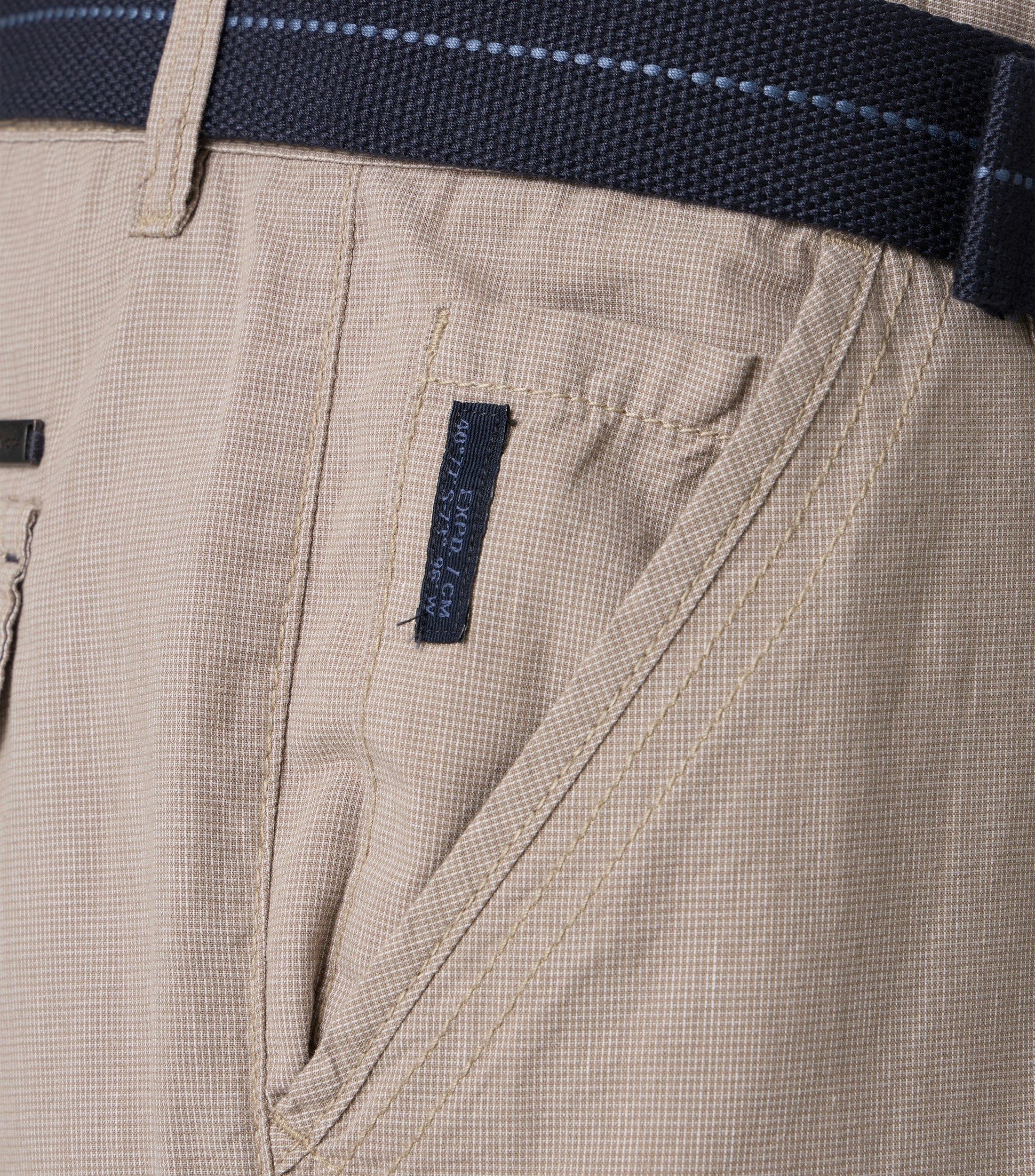 Eine Shorts im uni Muster in der Farbe Beige