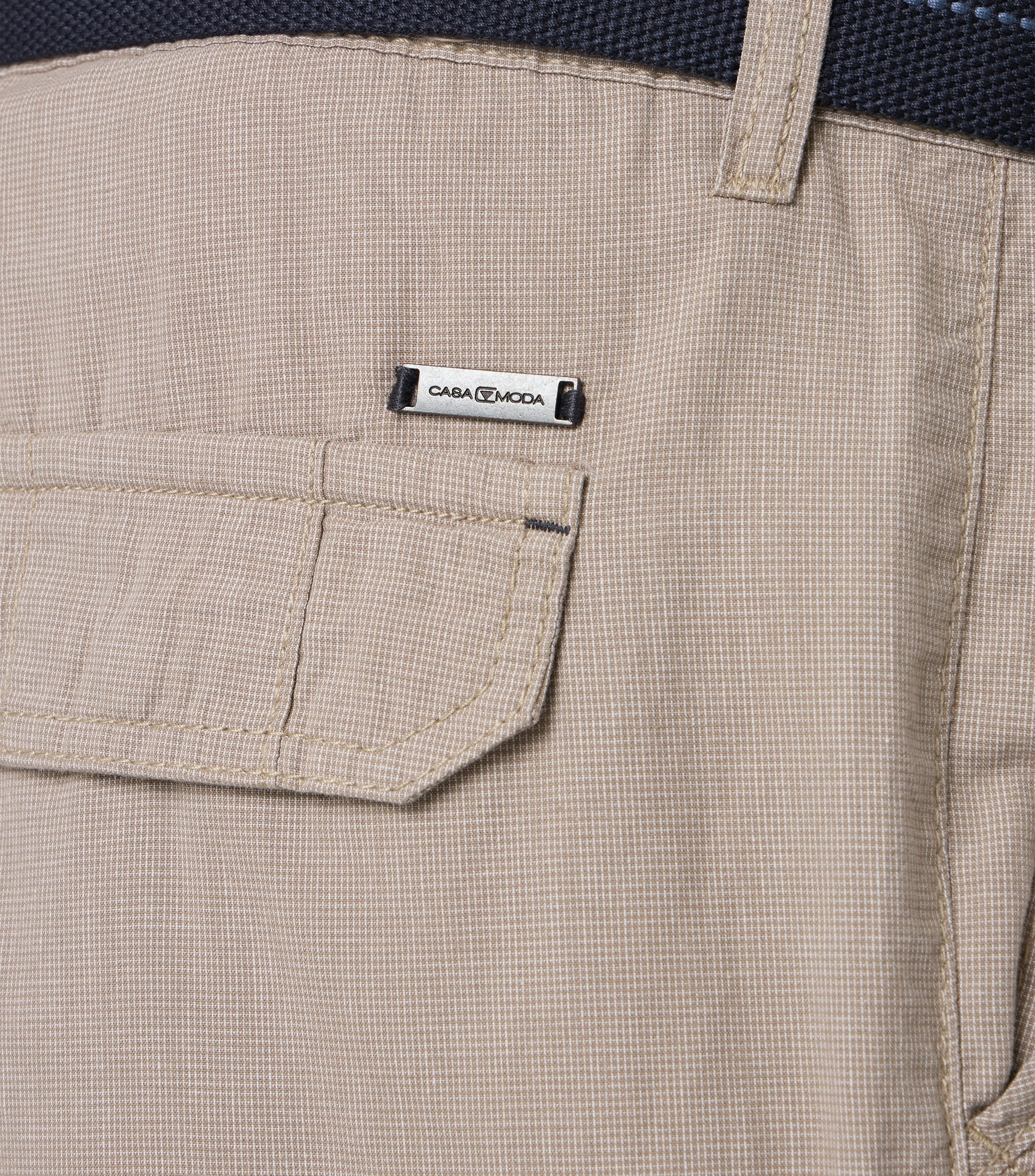 Eine Shorts im uni Muster in der Farbe Beige