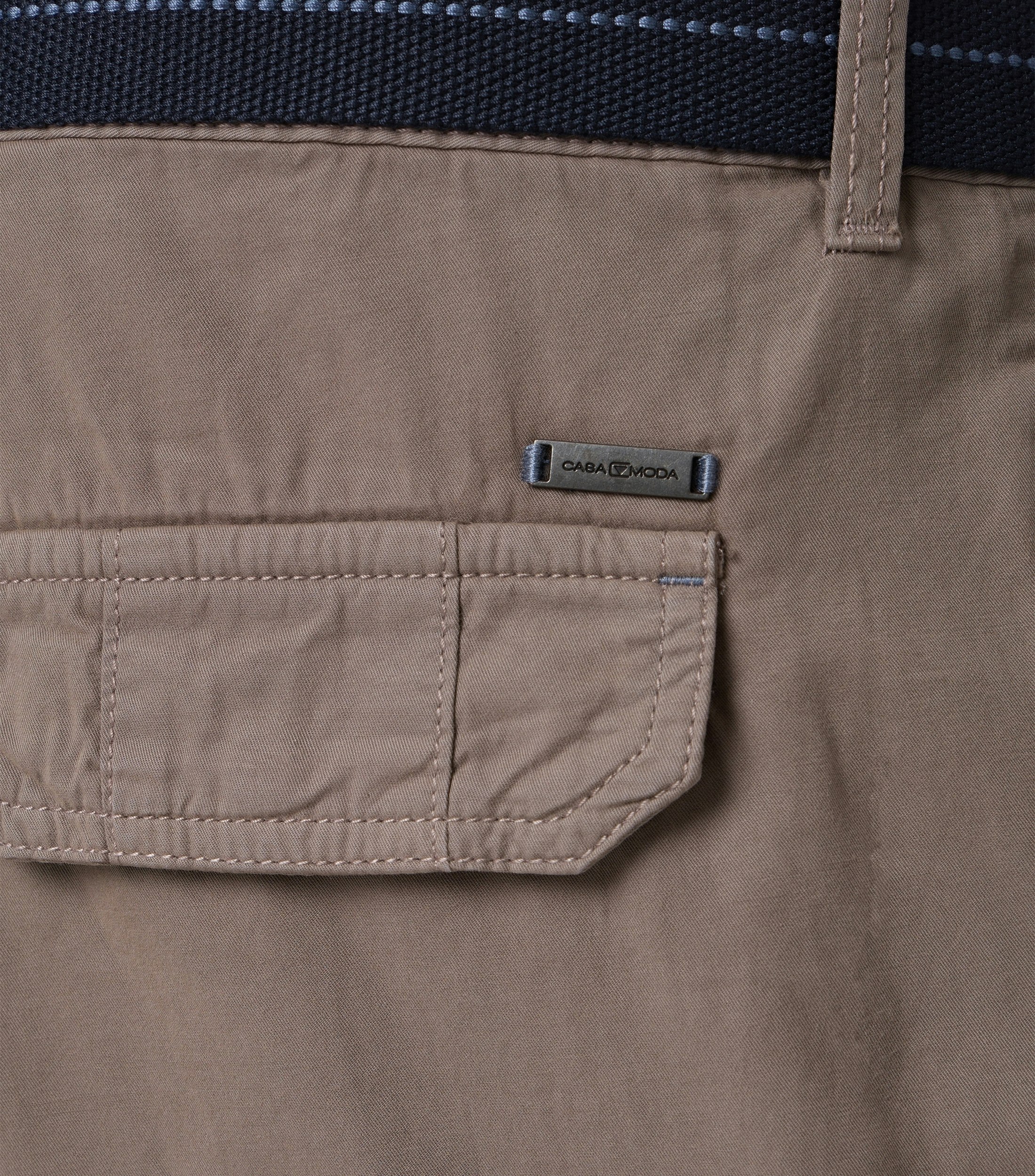 Eine Shorts im uni Muster in der Farbe Hellbraun