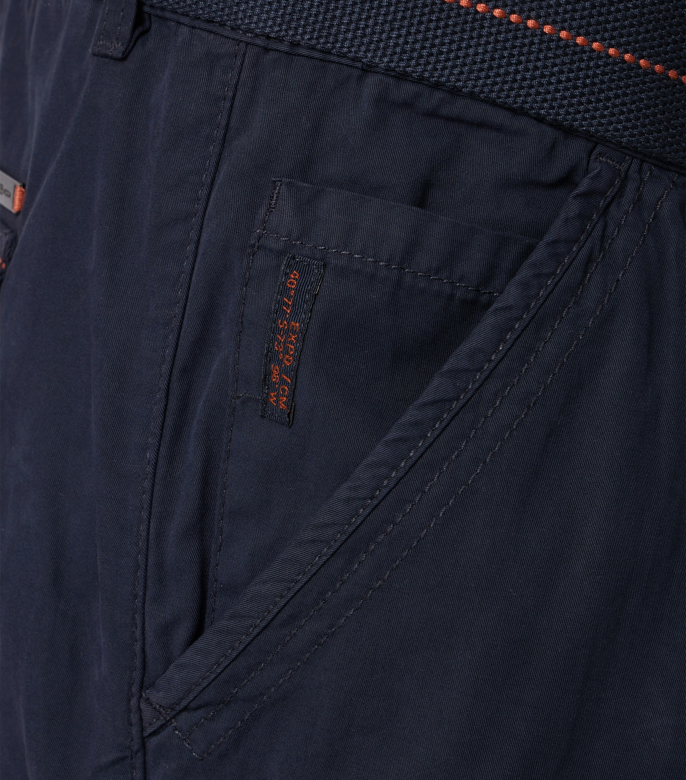 Ein Shorts im uni Muster in der Farbe Dunkelblau