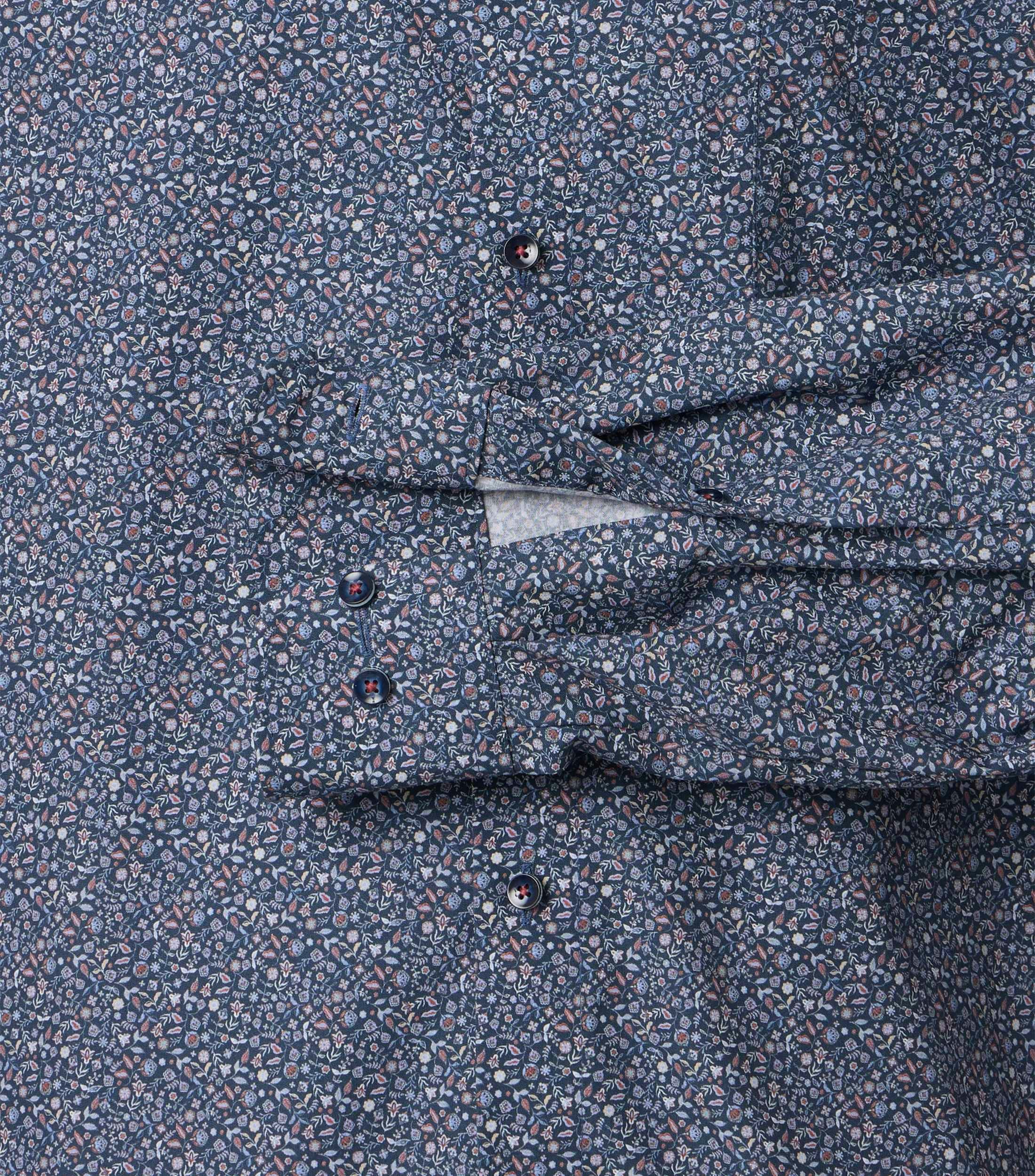 Ein Businesshemd im Print Muster in der Farbe Blau