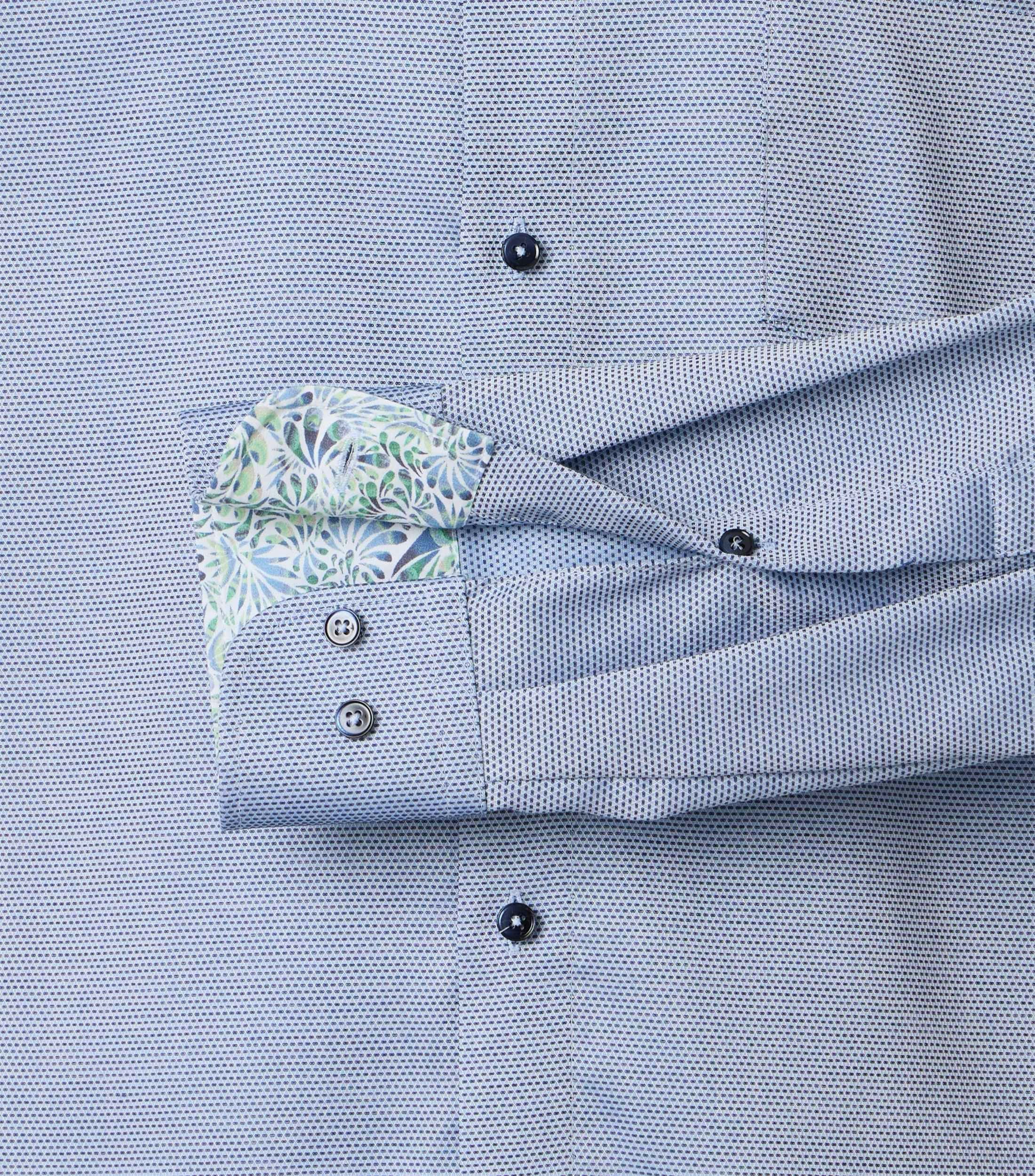 Ein Businesshemd im uni Muster in der Farbe Mittelblau