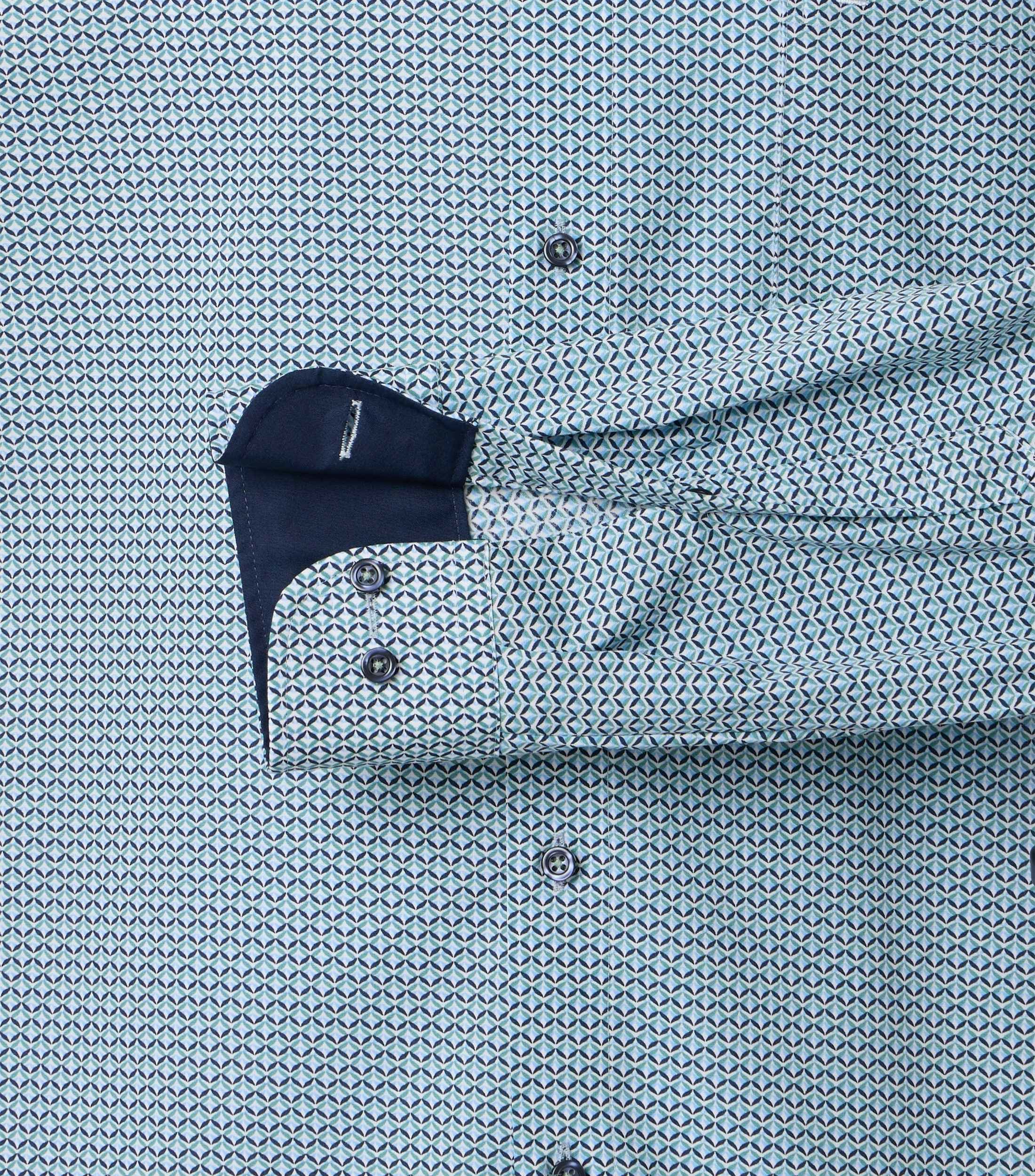 Ein Businesshemd im Print Muster in der Farbe Grün