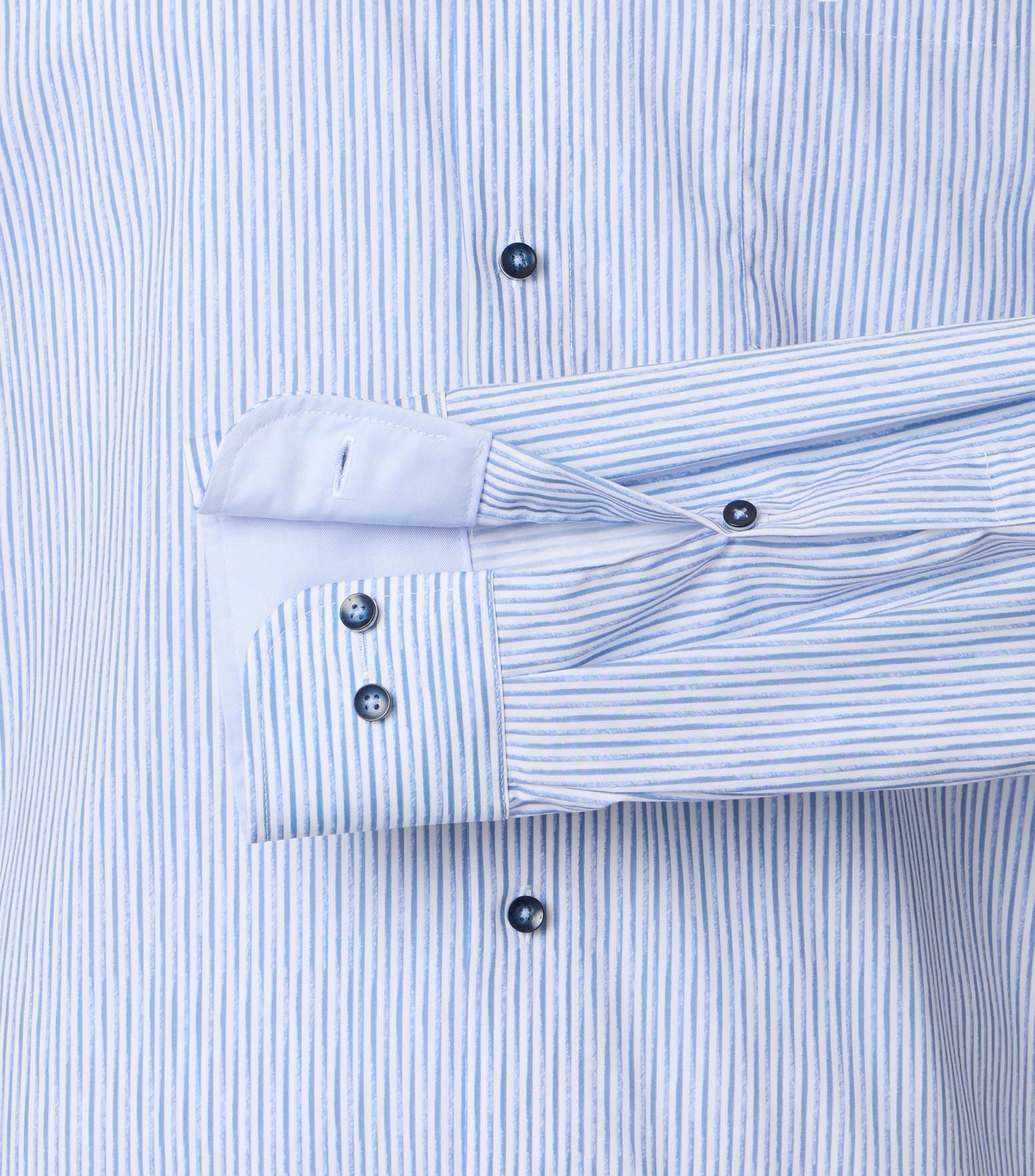 Ein Businesshemd im gestreift Muster in der Farbe Blau