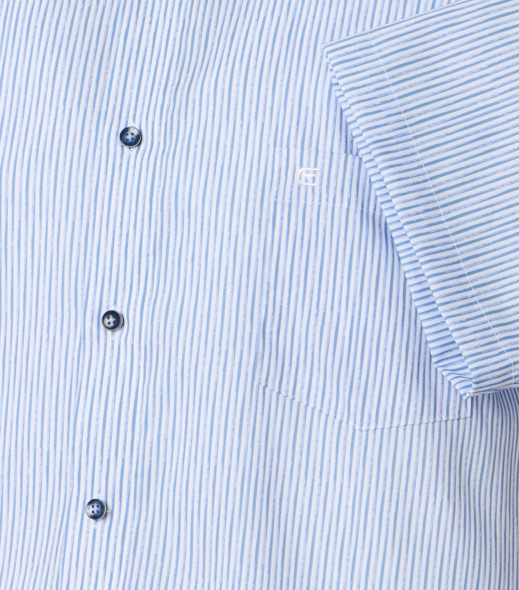 Ein Businesshemd im gestreift Muster in der Farbe Hellblau