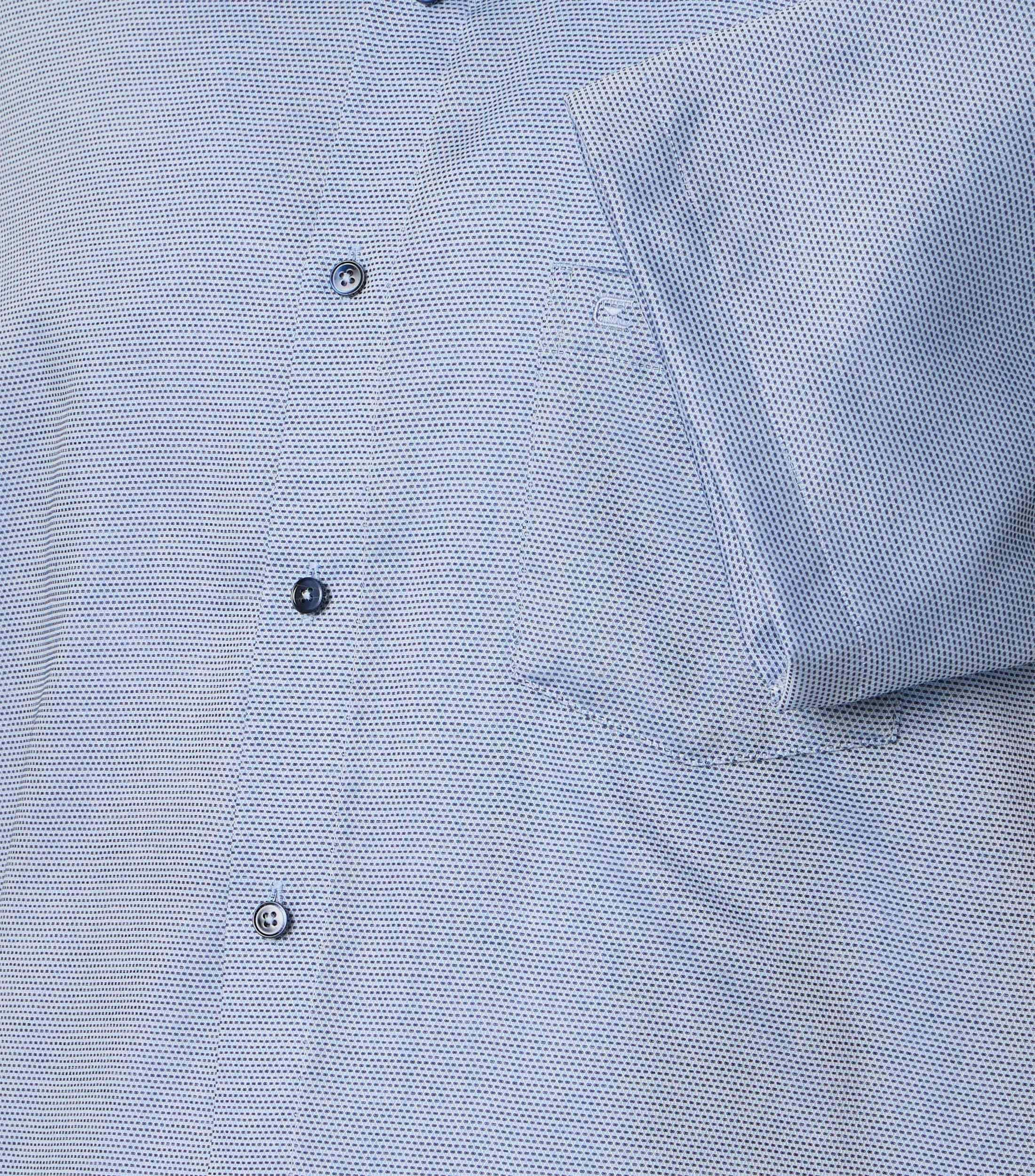 Ein Businesshemd im uni Muster in der Farbe Mittelblau