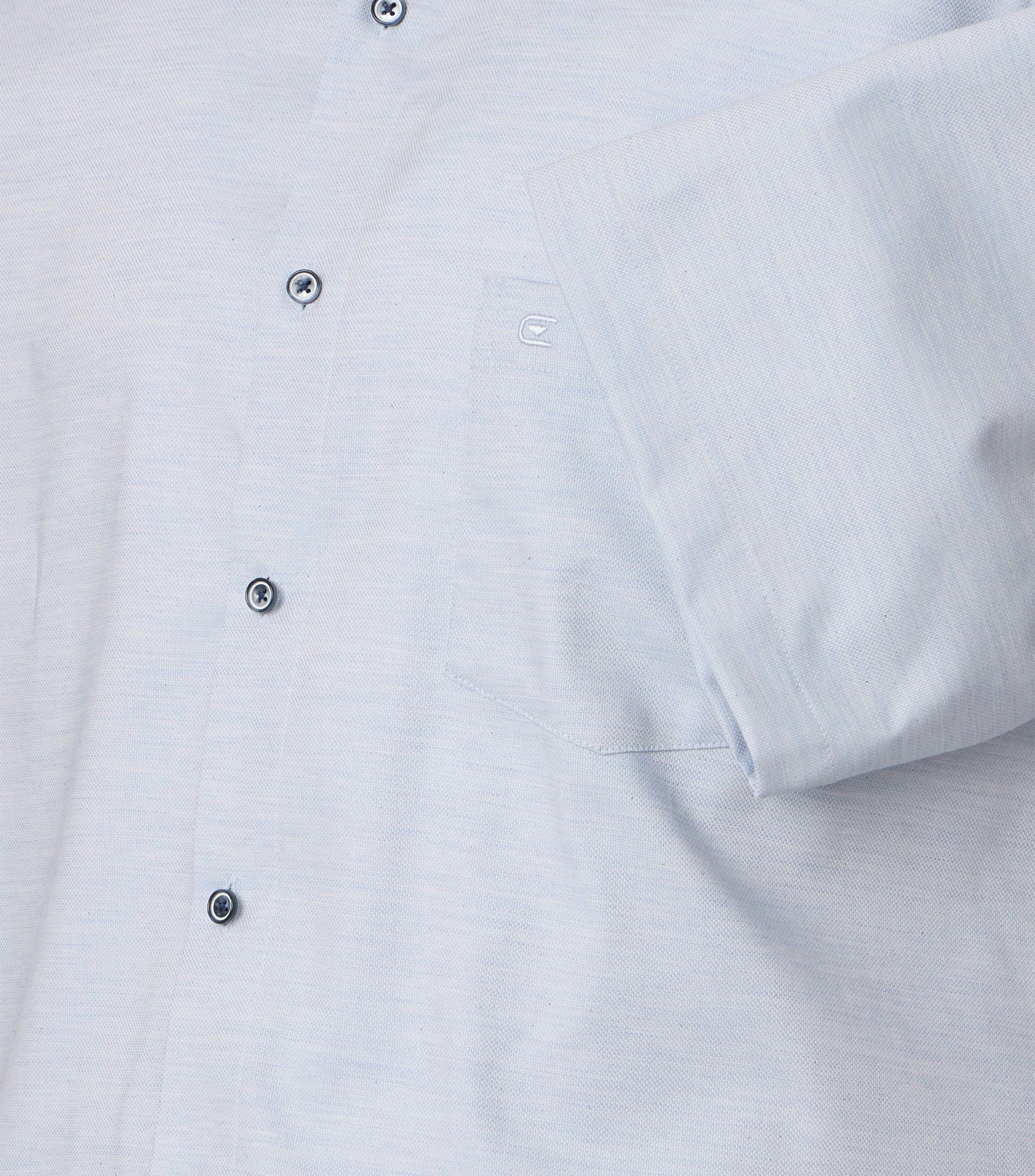 Ein Businesshemd im uni Muster in der Farbe Hellblau