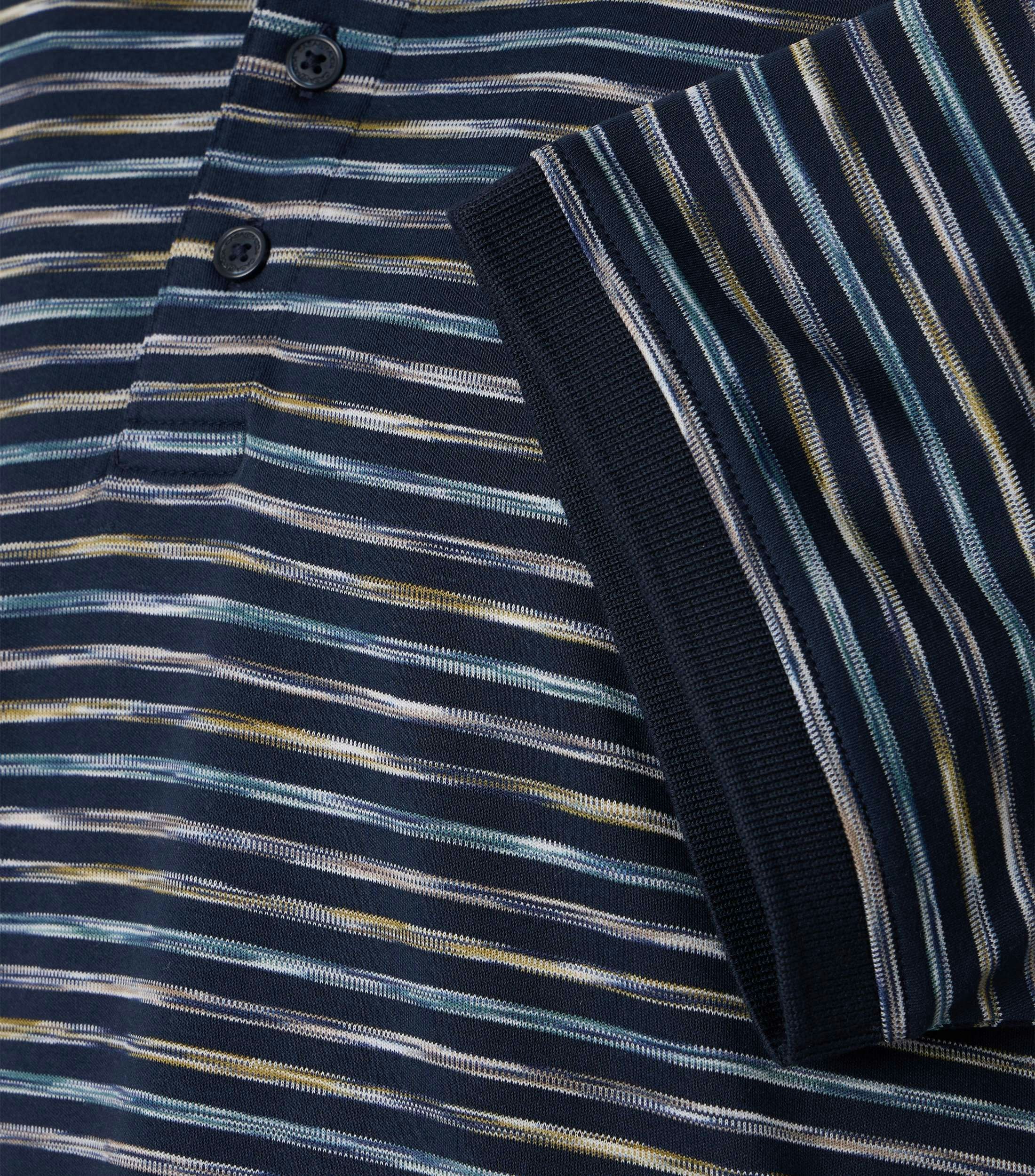 Ein Polo-Shirt im gestreift Muster in der Farbe Dunkelblau