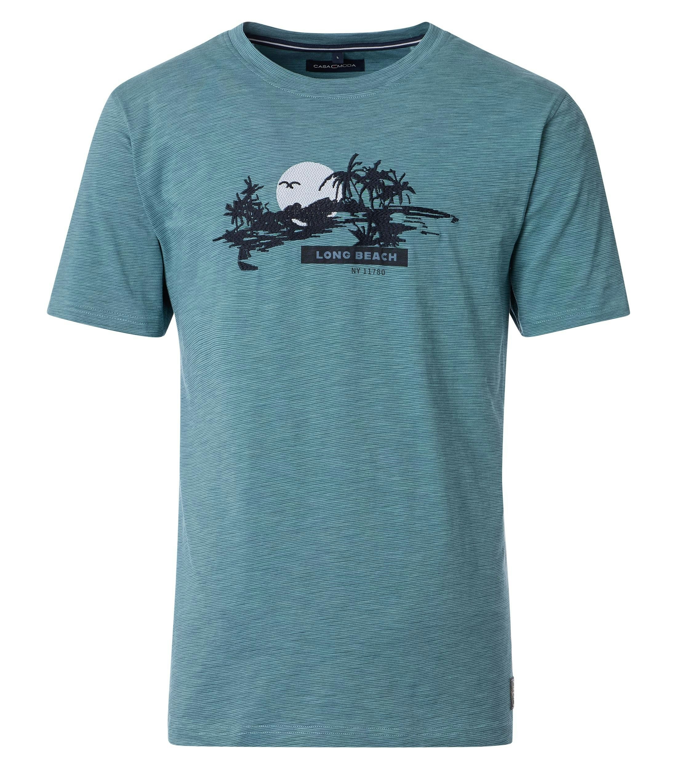 Das Model trägt ein TShirt im Print Muster in der Farbe Türkis