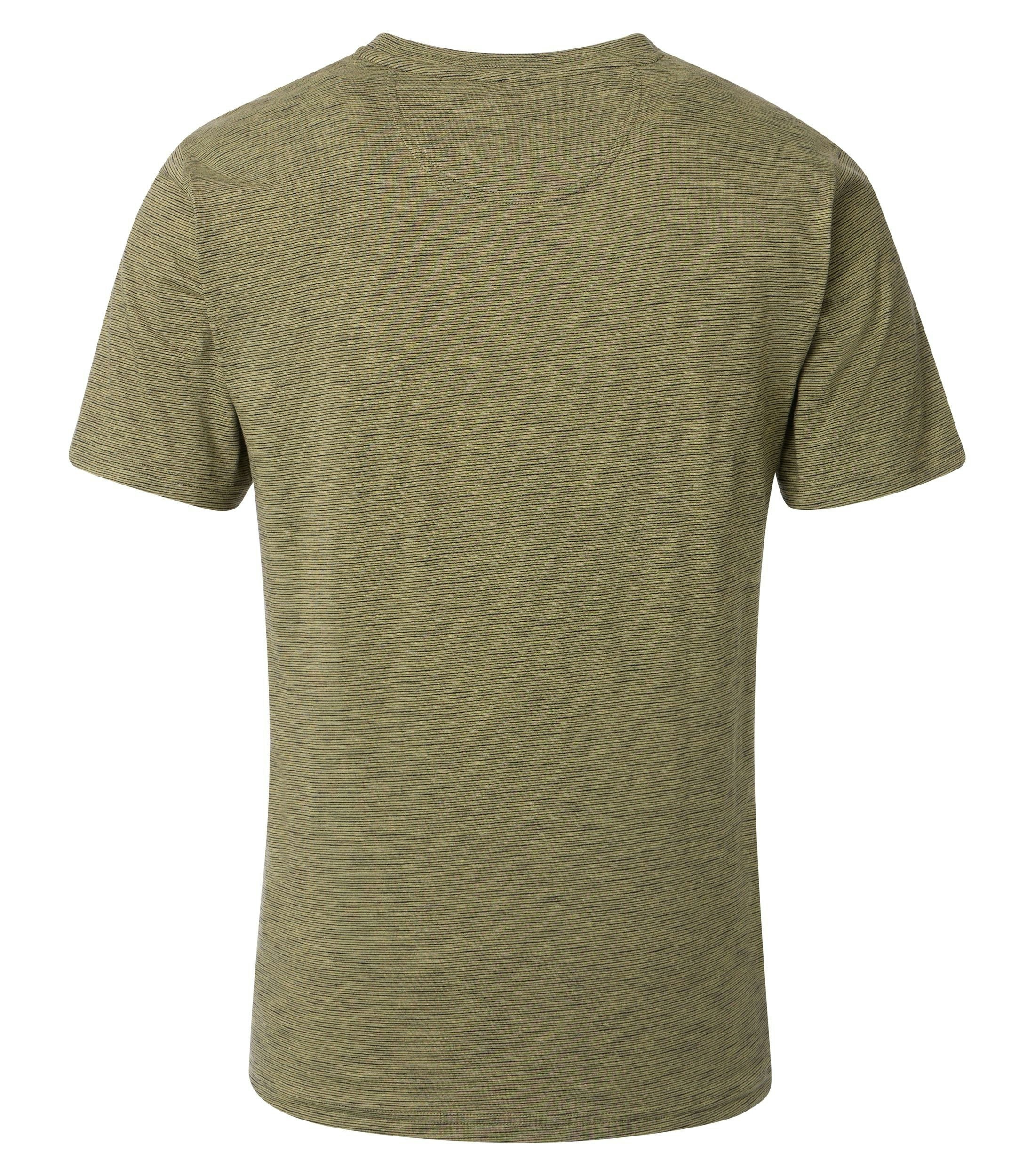 Das Model trägt ein TShirt im Print Muster in der Farbe Grün