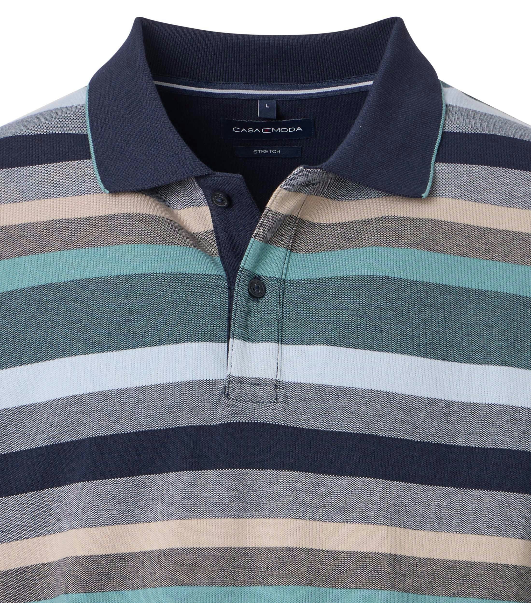 Ein Polo-Shirt im gestreift Muster in der Farbe Blau