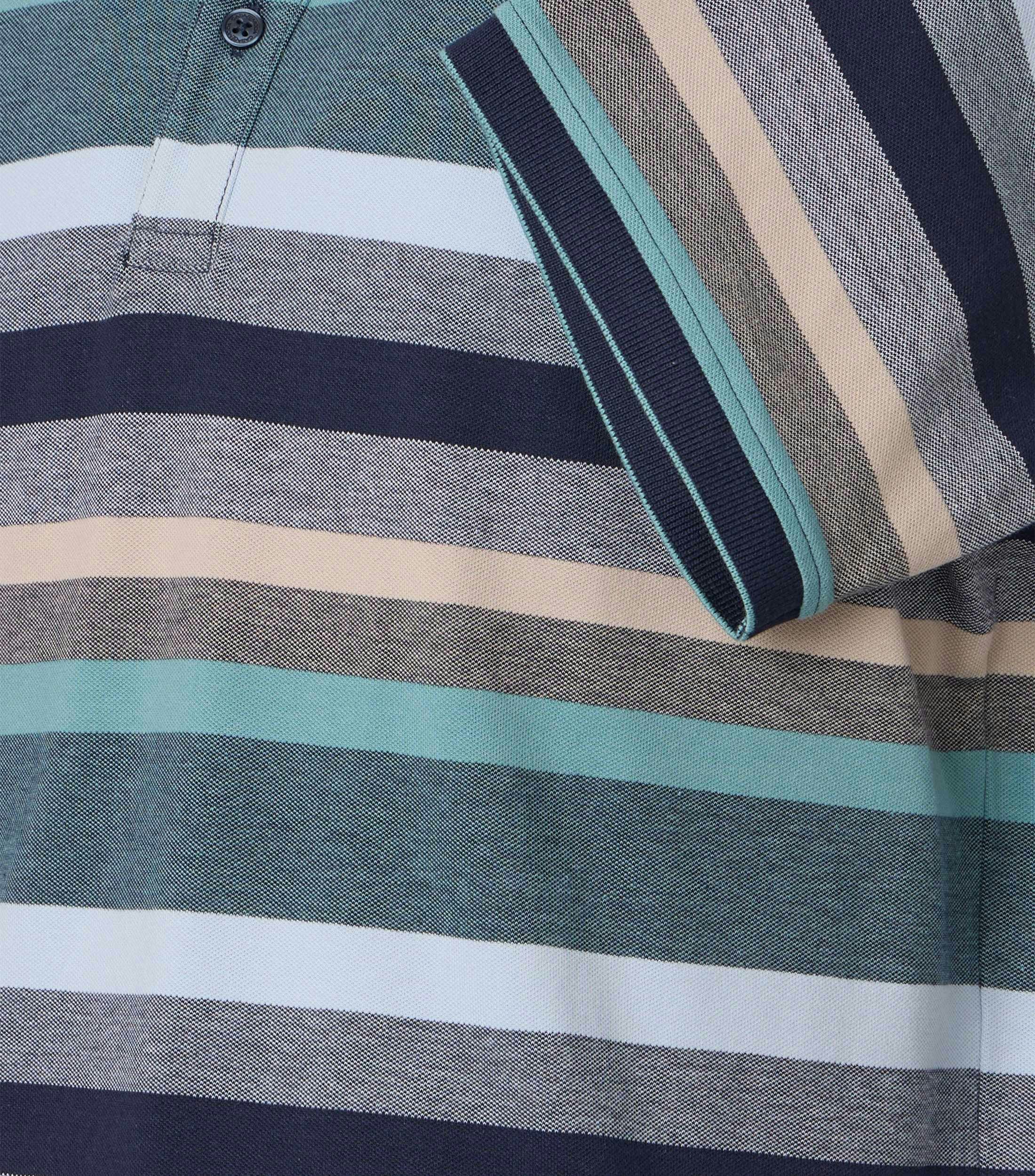Ein Polo-Shirt im gestreift Muster in der Farbe Blau