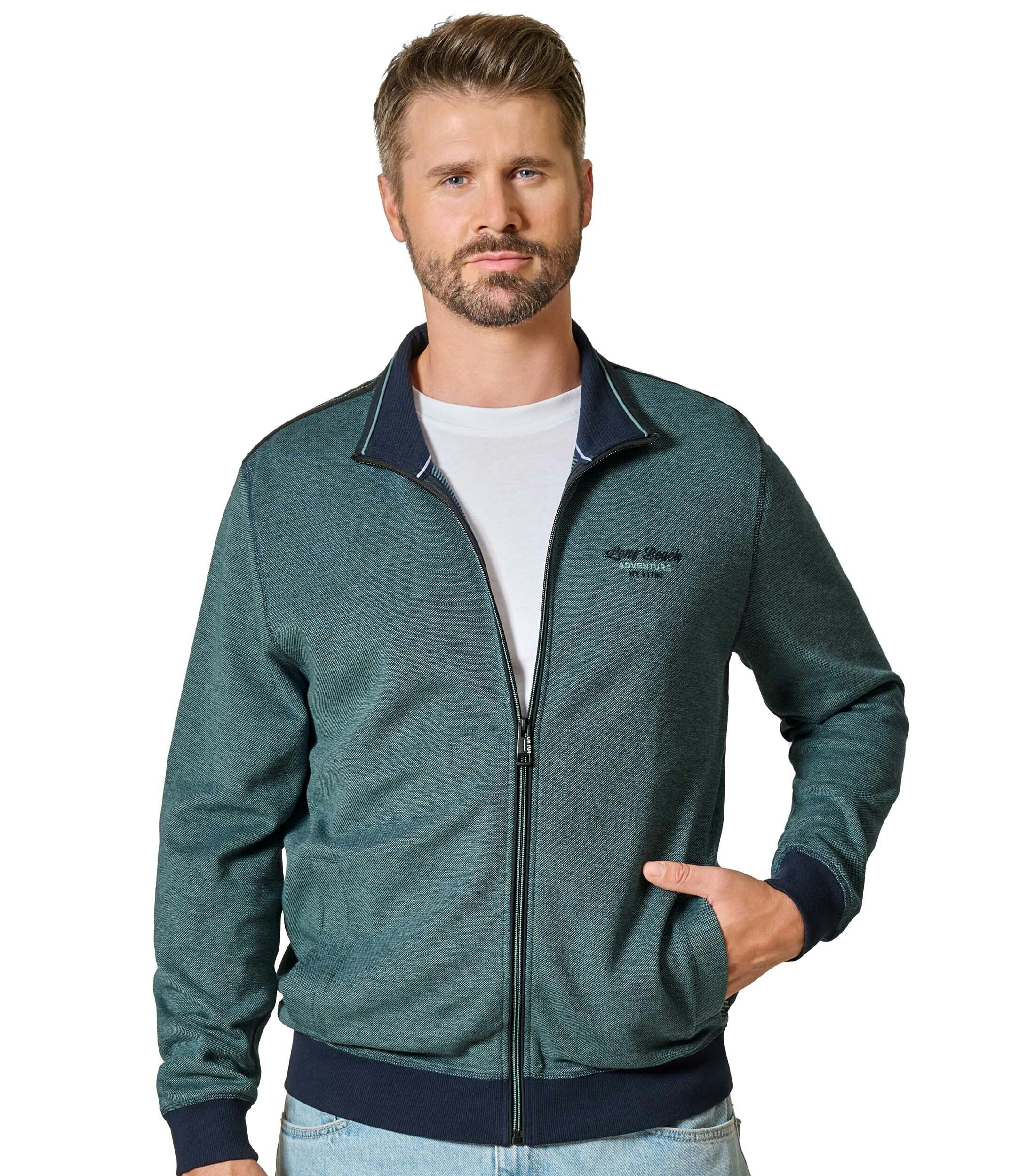 Das Model trägt eine Sweatjacke im uni Muster in der Farbe Türkis