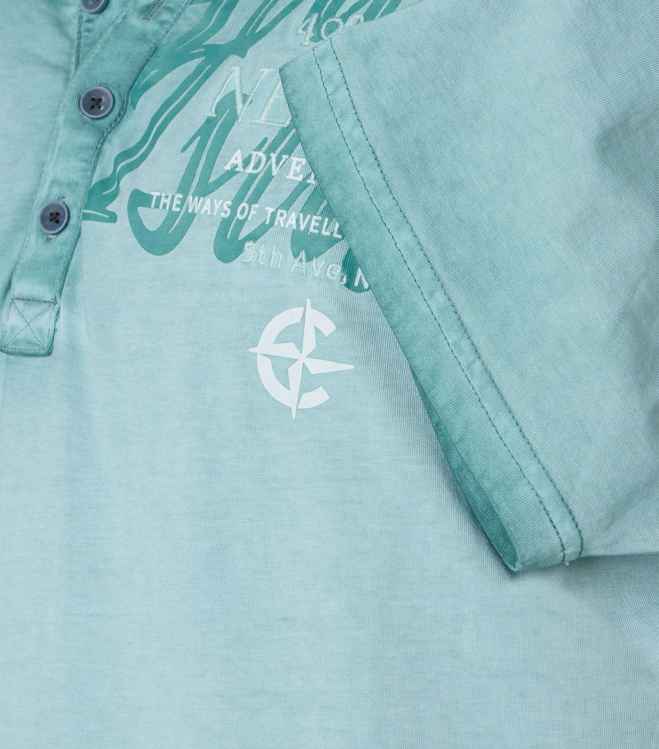 Ein T-Shirt im uni Muster in der Farbe Türkis