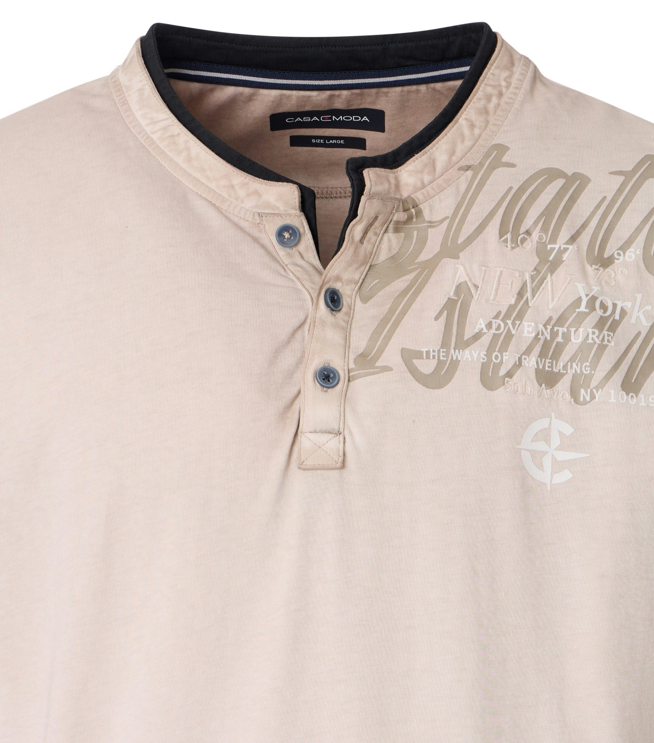 Ein T-Shirt im uni Muster in der Farbe Beige