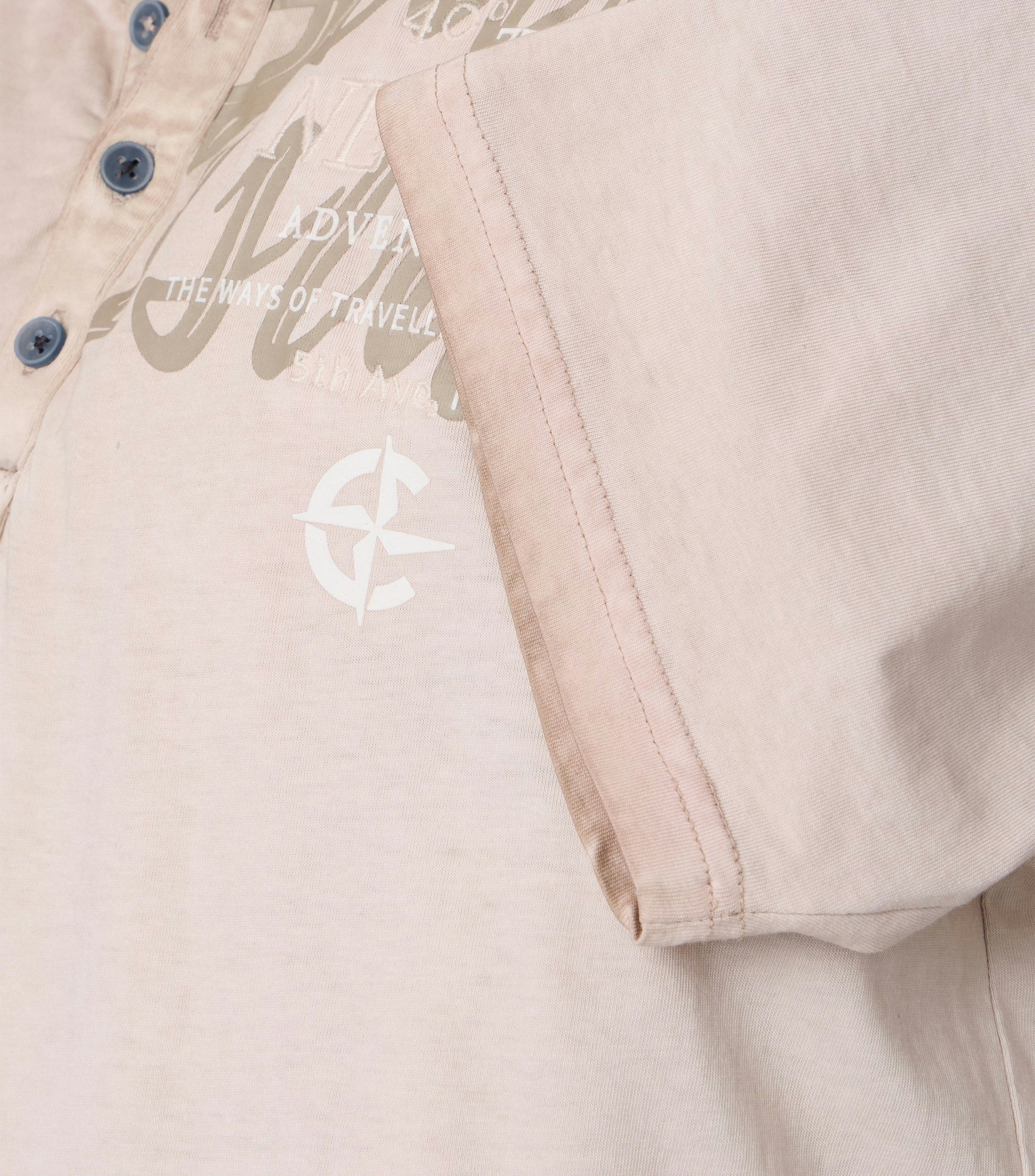 Ein T-Shirt im uni Muster in der Farbe Beige