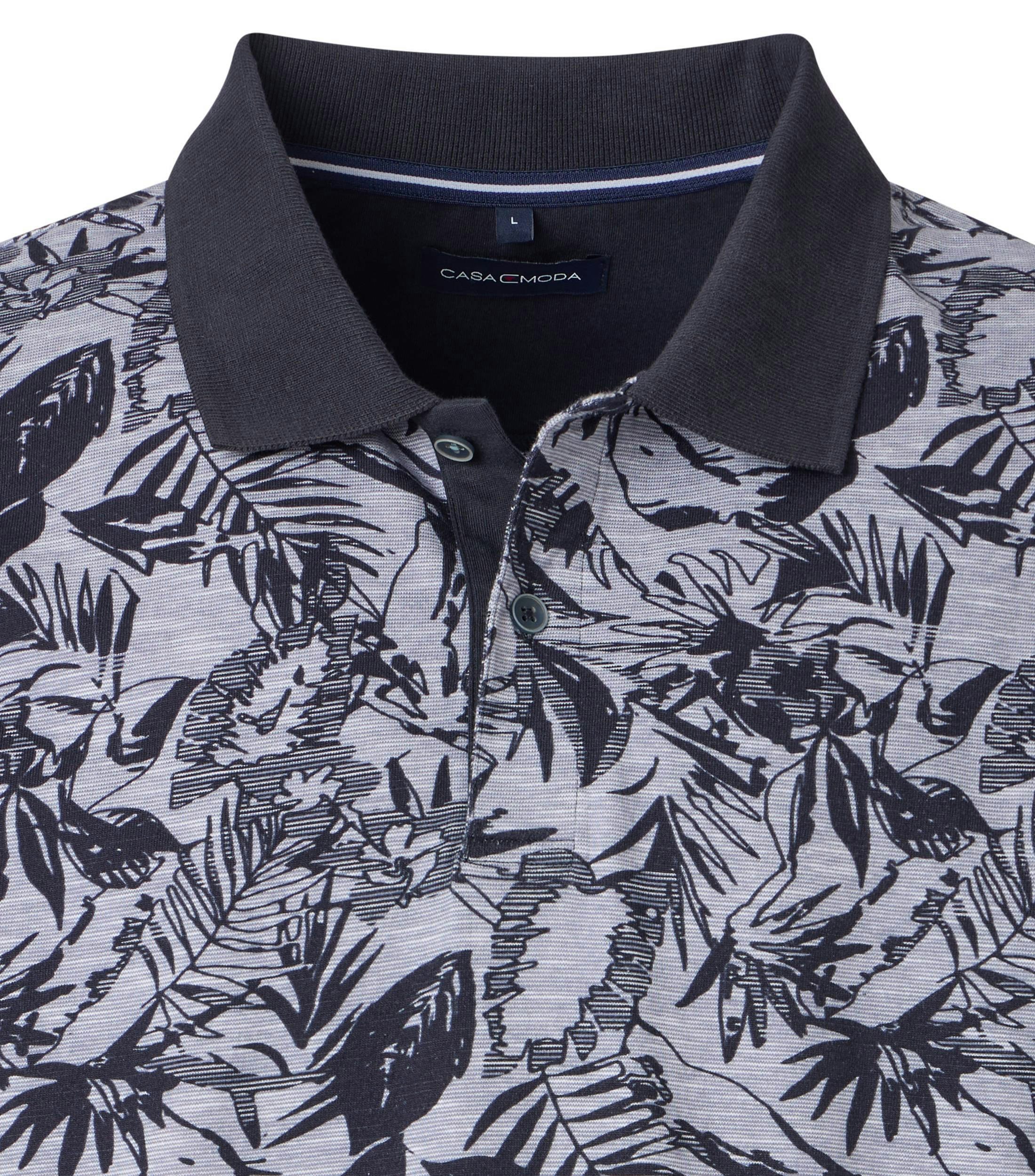 Ein Polo-Shirt im Print Muster in der Farbe Dunkelblau