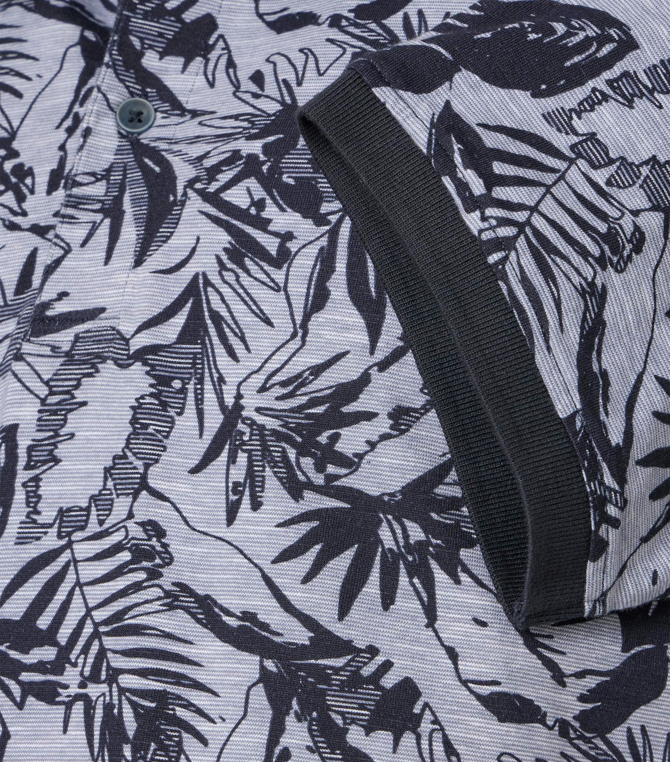 Ein Polo-Shirt im Print Muster in der Farbe Dunkelblau