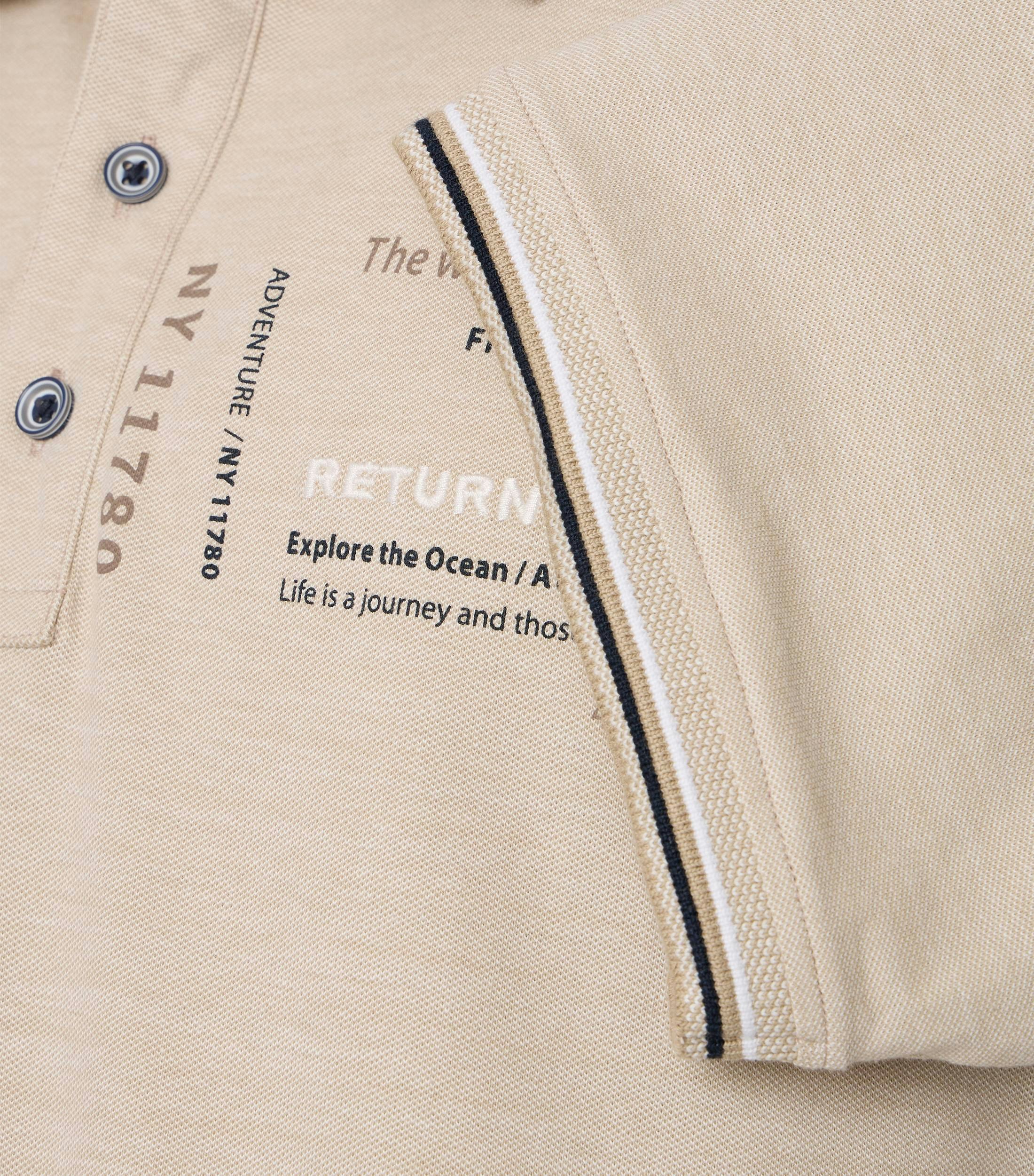 Ein Polo-Shirt im uni Muster in der Farbe Beige