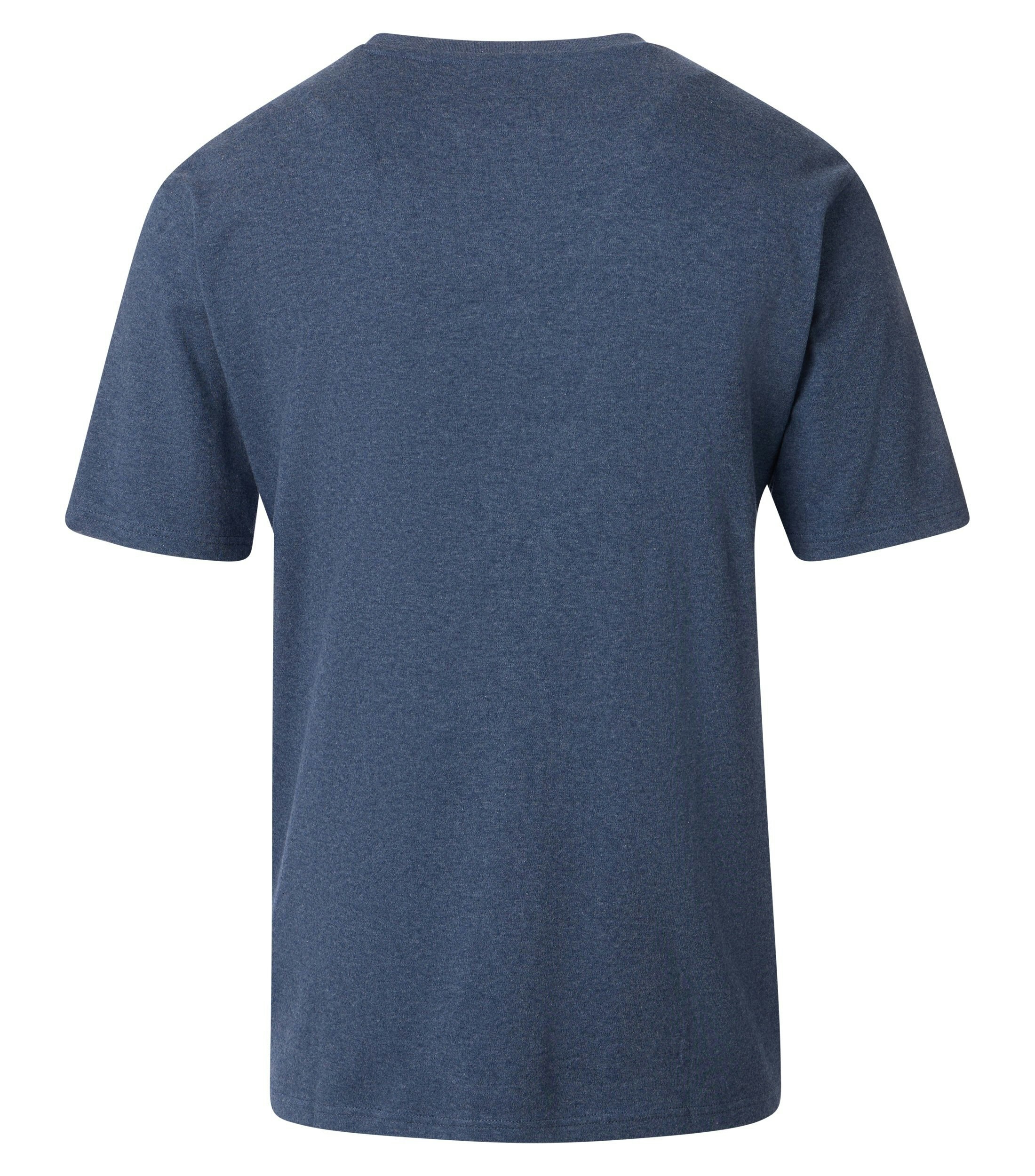 Das Model trägt ein TShirt im uni Muster in der Farbe Blau