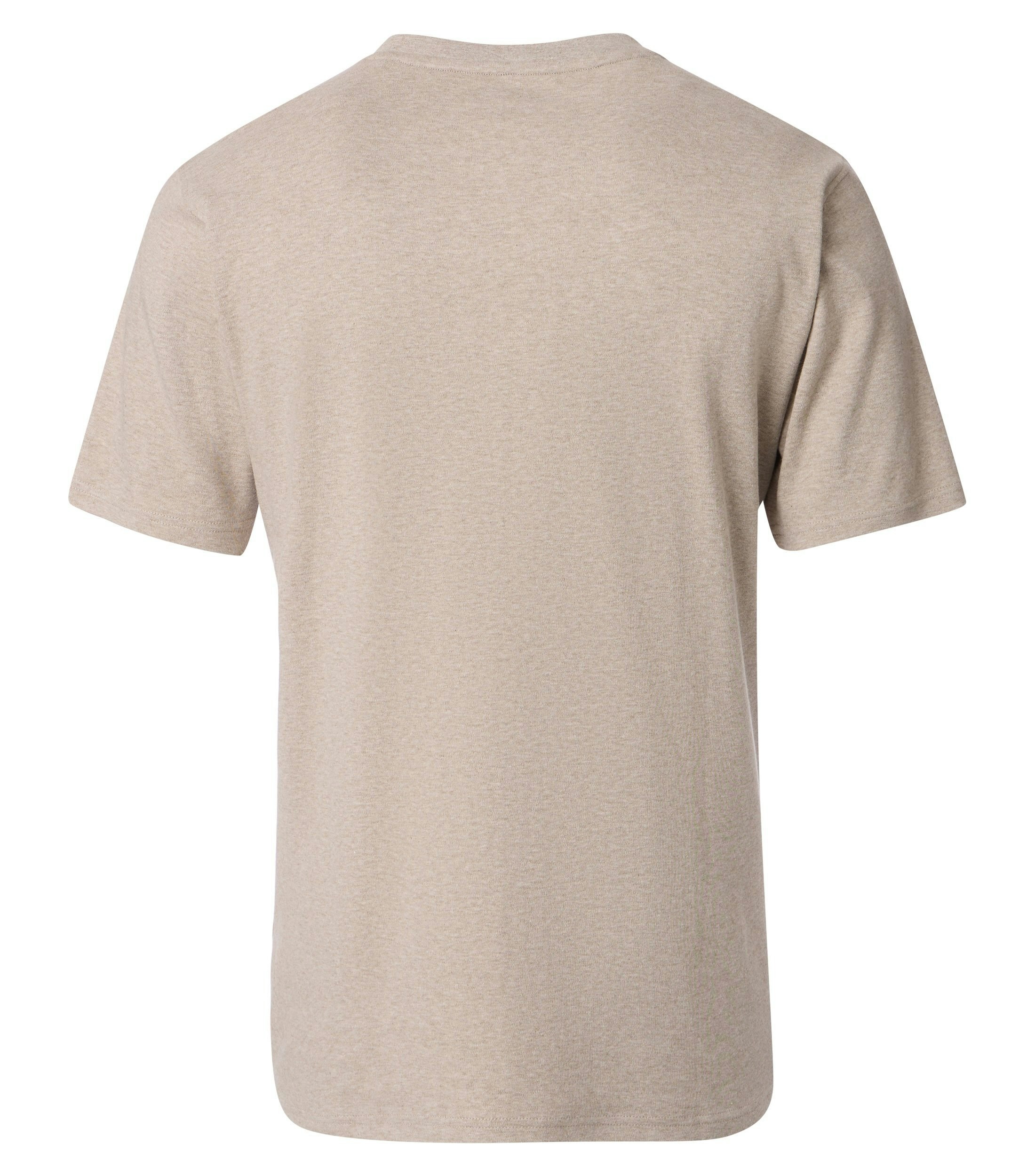 Das Model trägt ein TShirt im uni Muster in der Farbe Beige