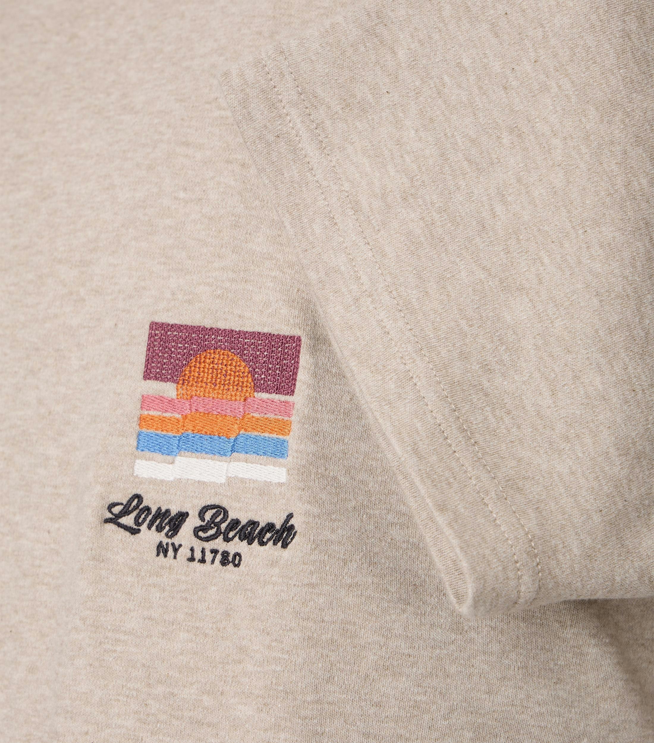 Das Model trägt ein TShirt im uni Muster in der Farbe Beige