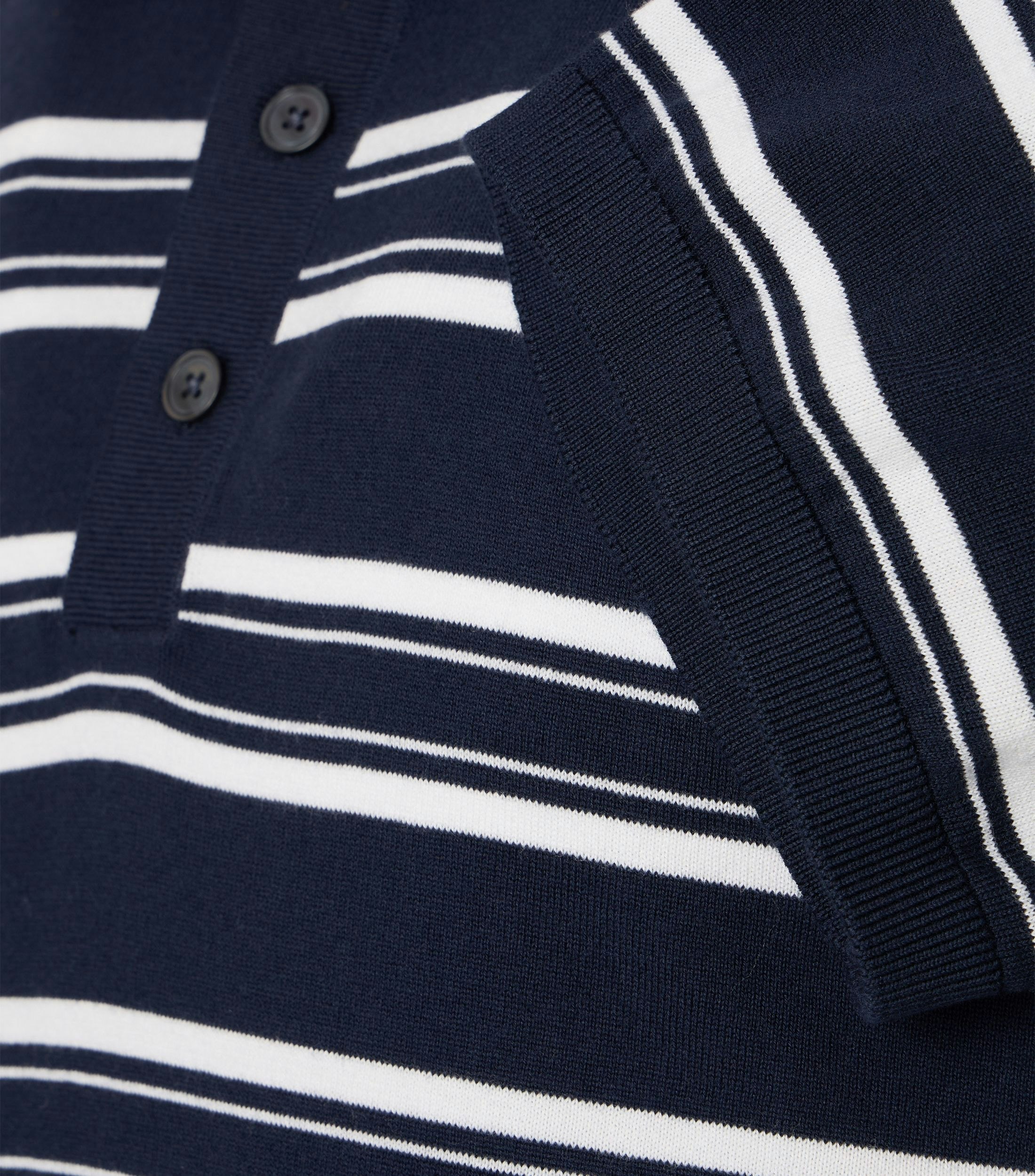 Ein Polo-Shirt im gestreift Muster in der Farbe Dunkelblau