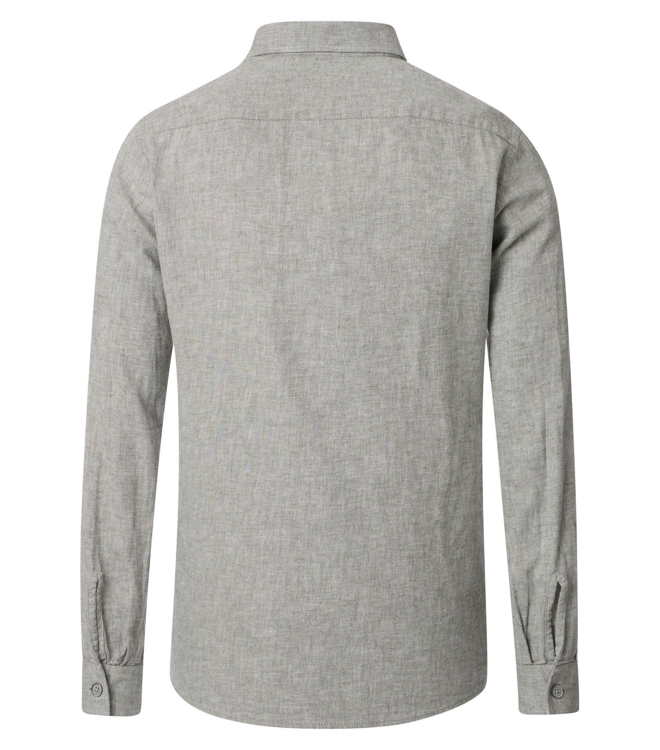 Das Model trägt ein Freizeithemd im uni Muster in der Farbe Beige