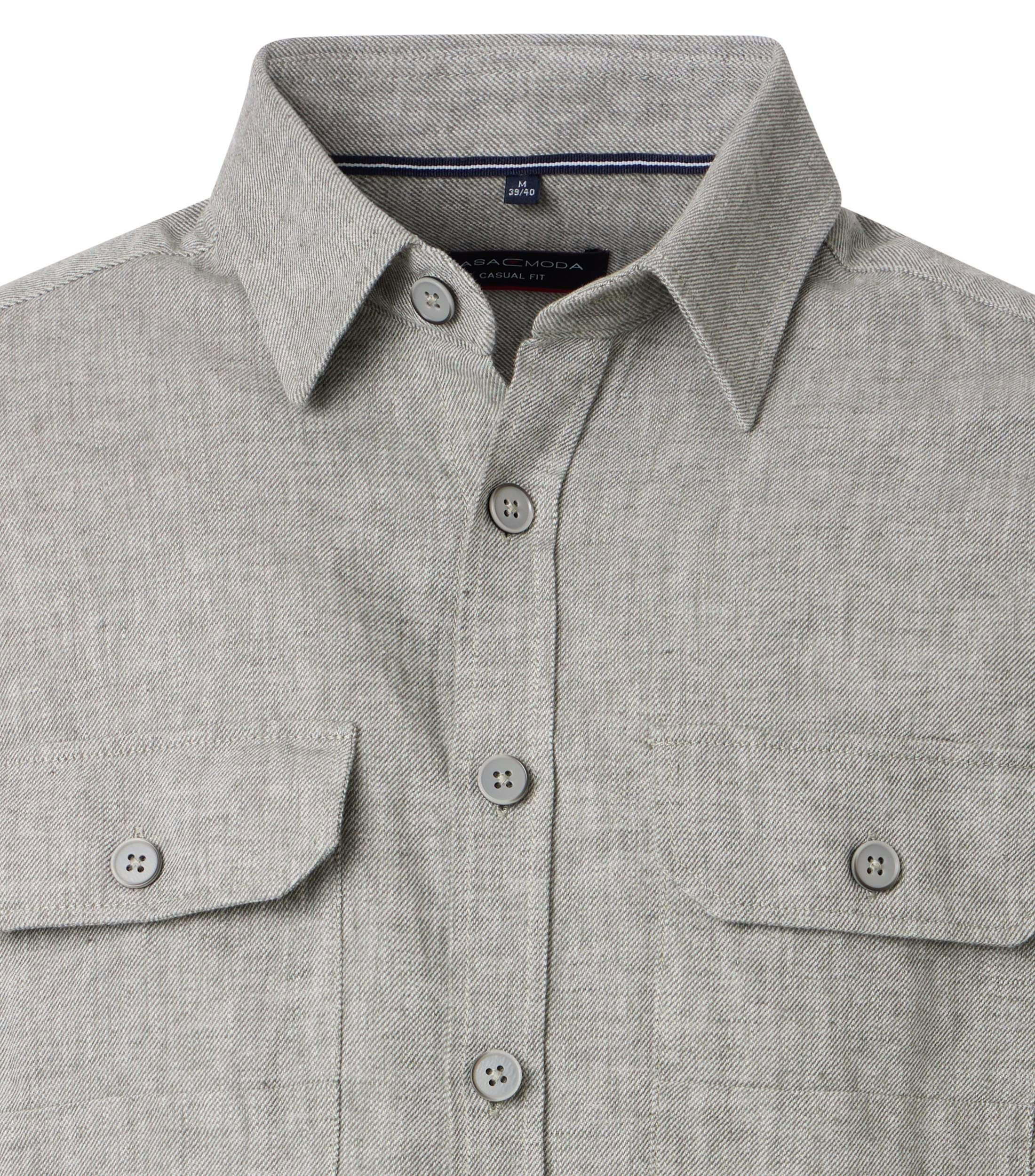 Das Model trägt ein Freizeithemd im uni Muster in der Farbe Beige