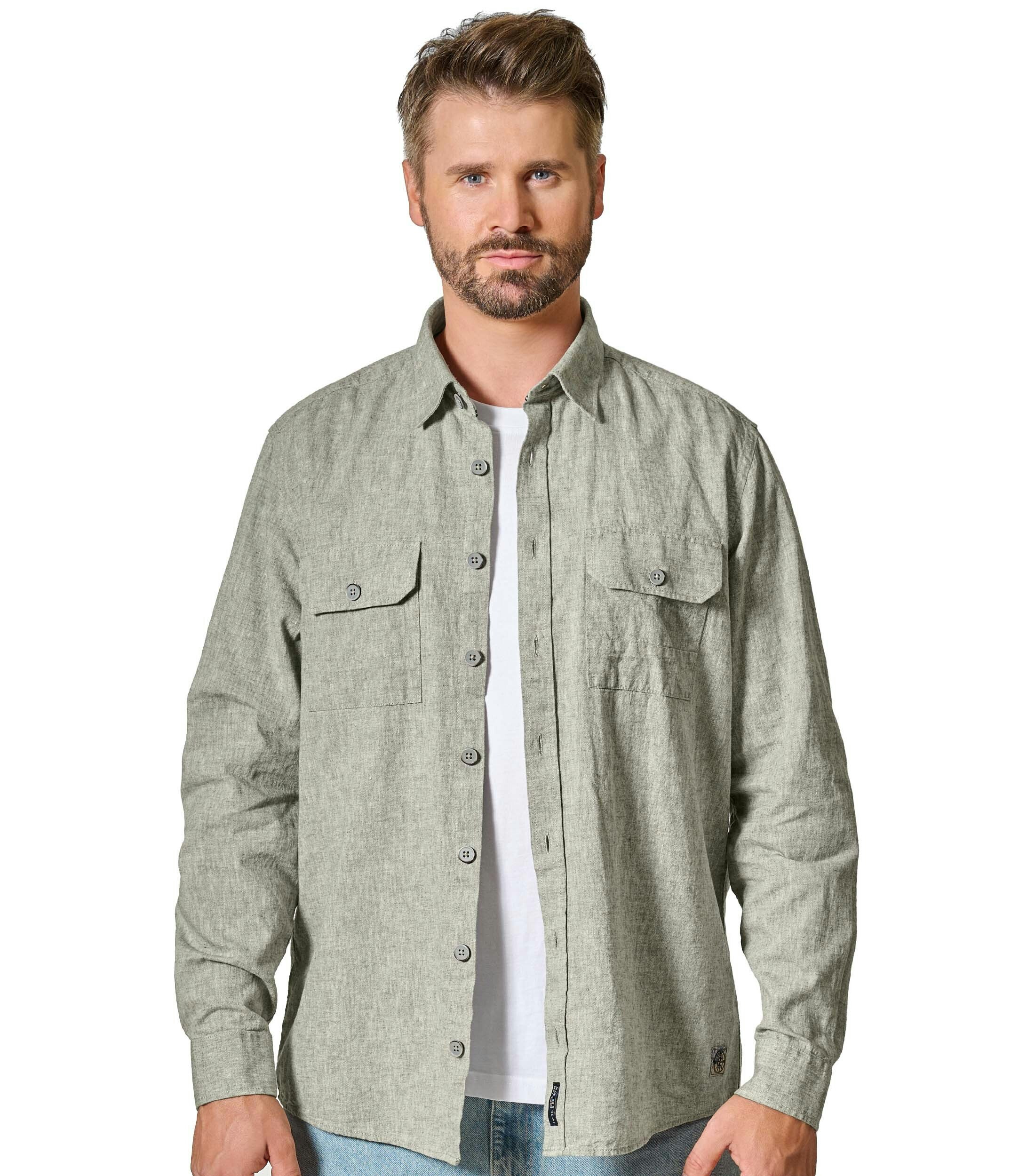 Das Model trägt ein Freizeithemd im uni Muster in der Farbe Beige