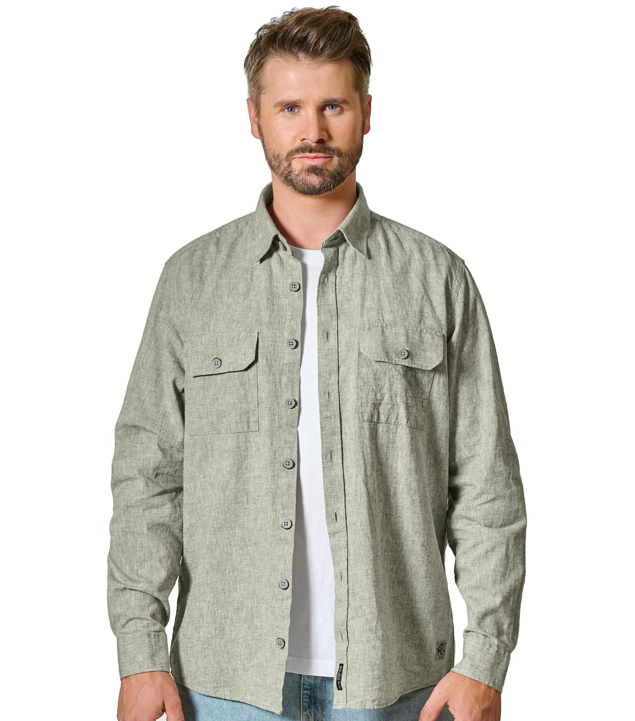 Das Model trägt ein Freizeithemd im uni Muster in der Farbe Beige