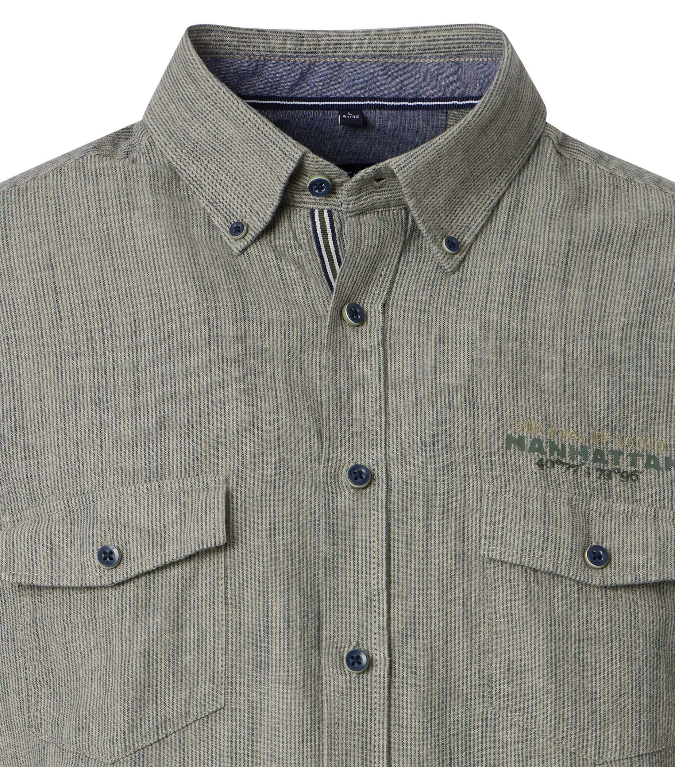 Ein Freizeithemd im gestreift Muster in der Farbe Grün