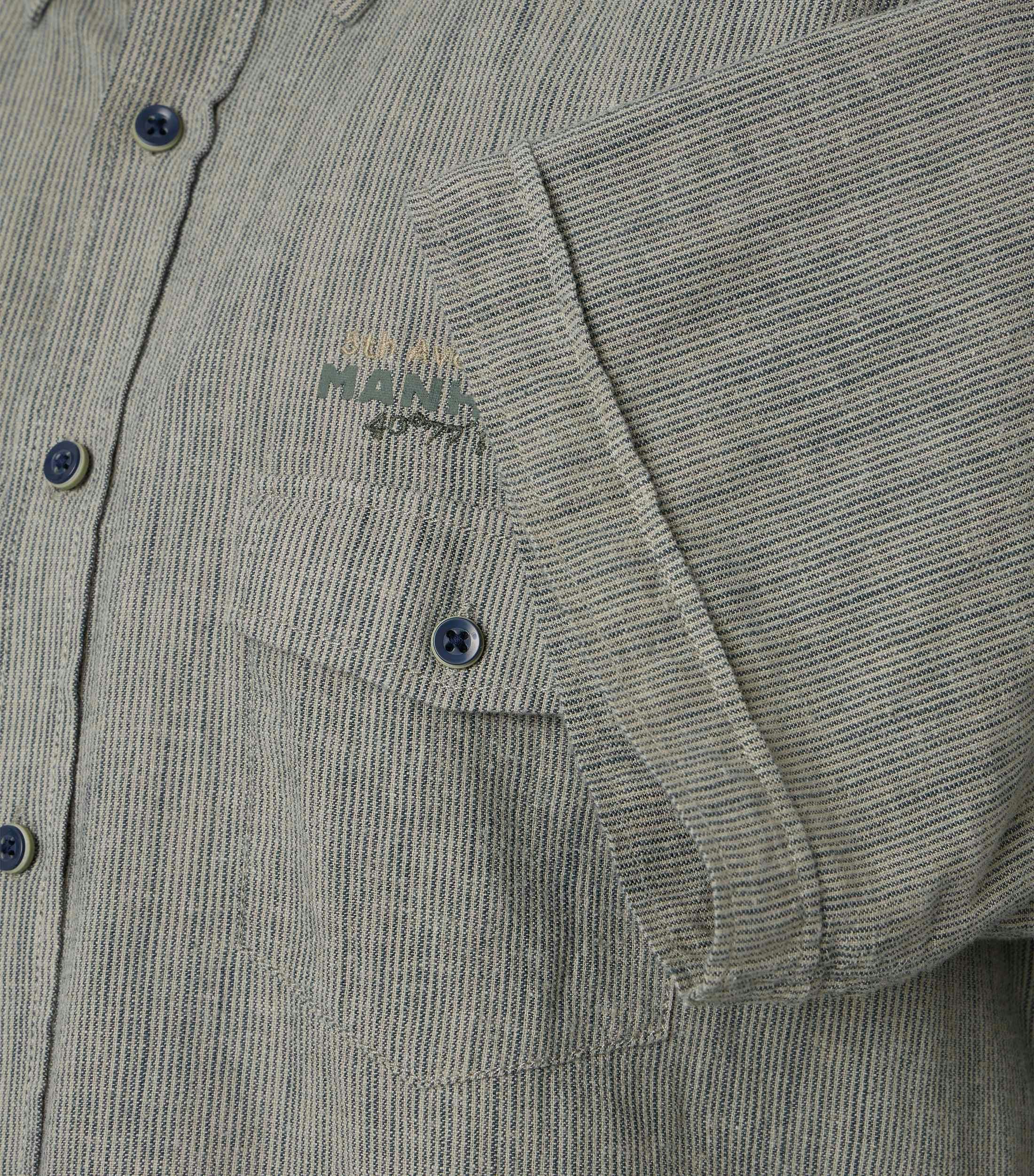 Ein Freizeithemd im gestreift Muster in der Farbe Grün