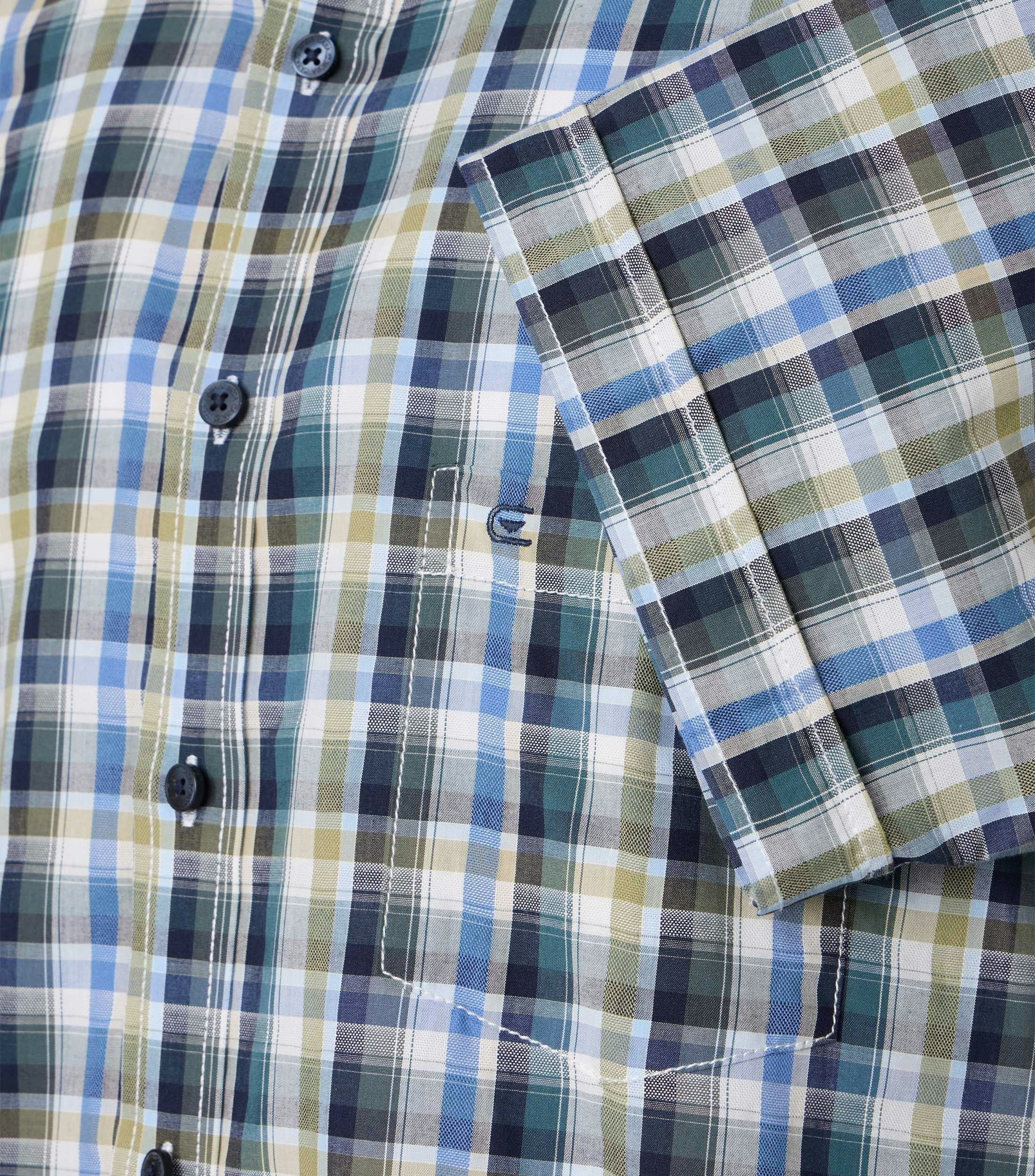 Ein Freizeithemd im kariert Muster in der Farbe Grünblau